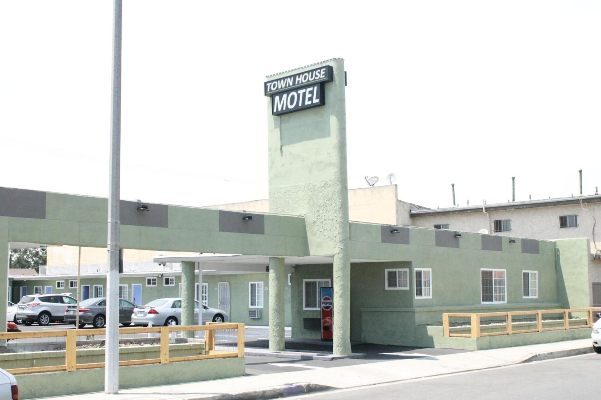Town House Motel photo 2