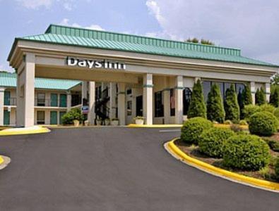 Days Inn by Wyndham Hendersonville photo 14