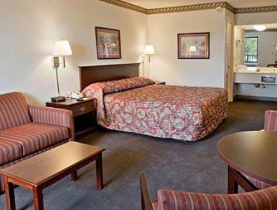 Days Inn by Wyndham Hendersonville photo 17