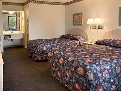 Days Inn by Wyndham Hendersonville photo 18