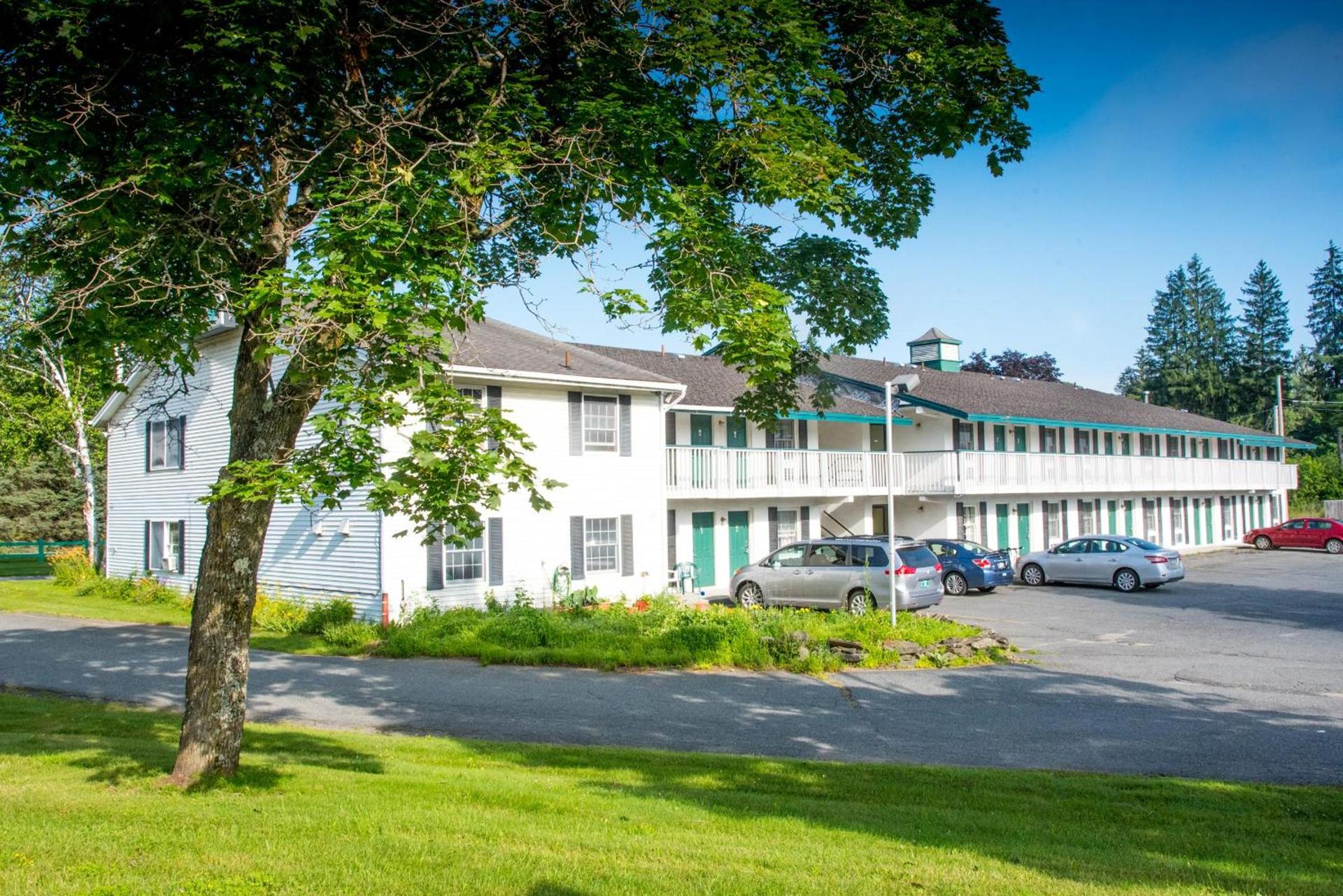 Colonnade Inn photo 2