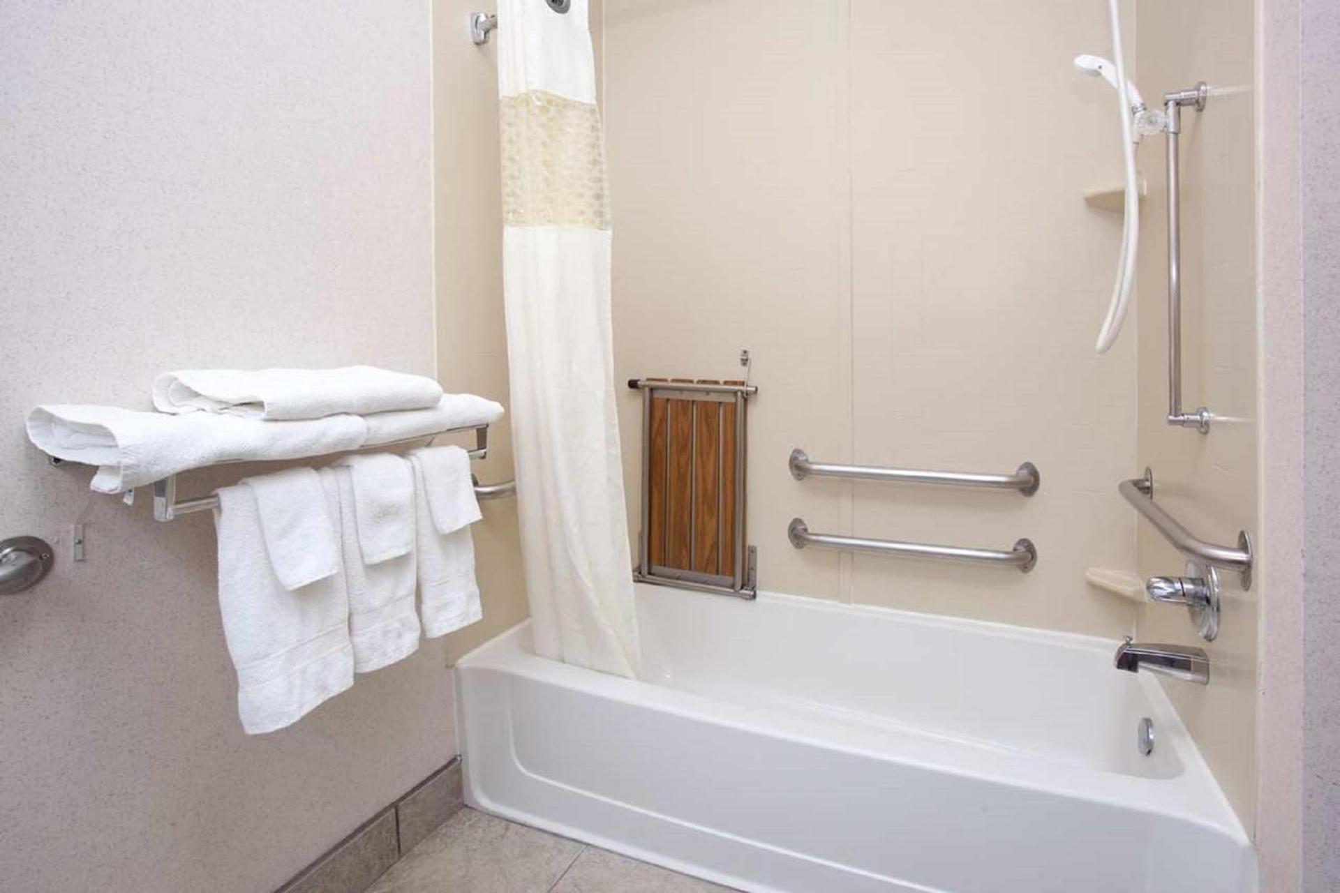 Baymont by Wyndham Thornton photo 28