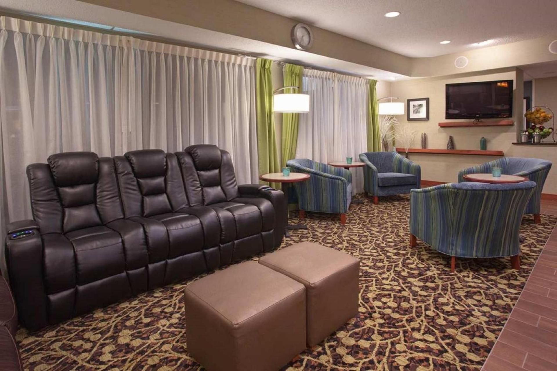 Baymont by Wyndham Thornton photo 15