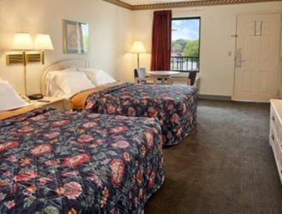 Days Inn by Wyndham Hendersonville photo 20