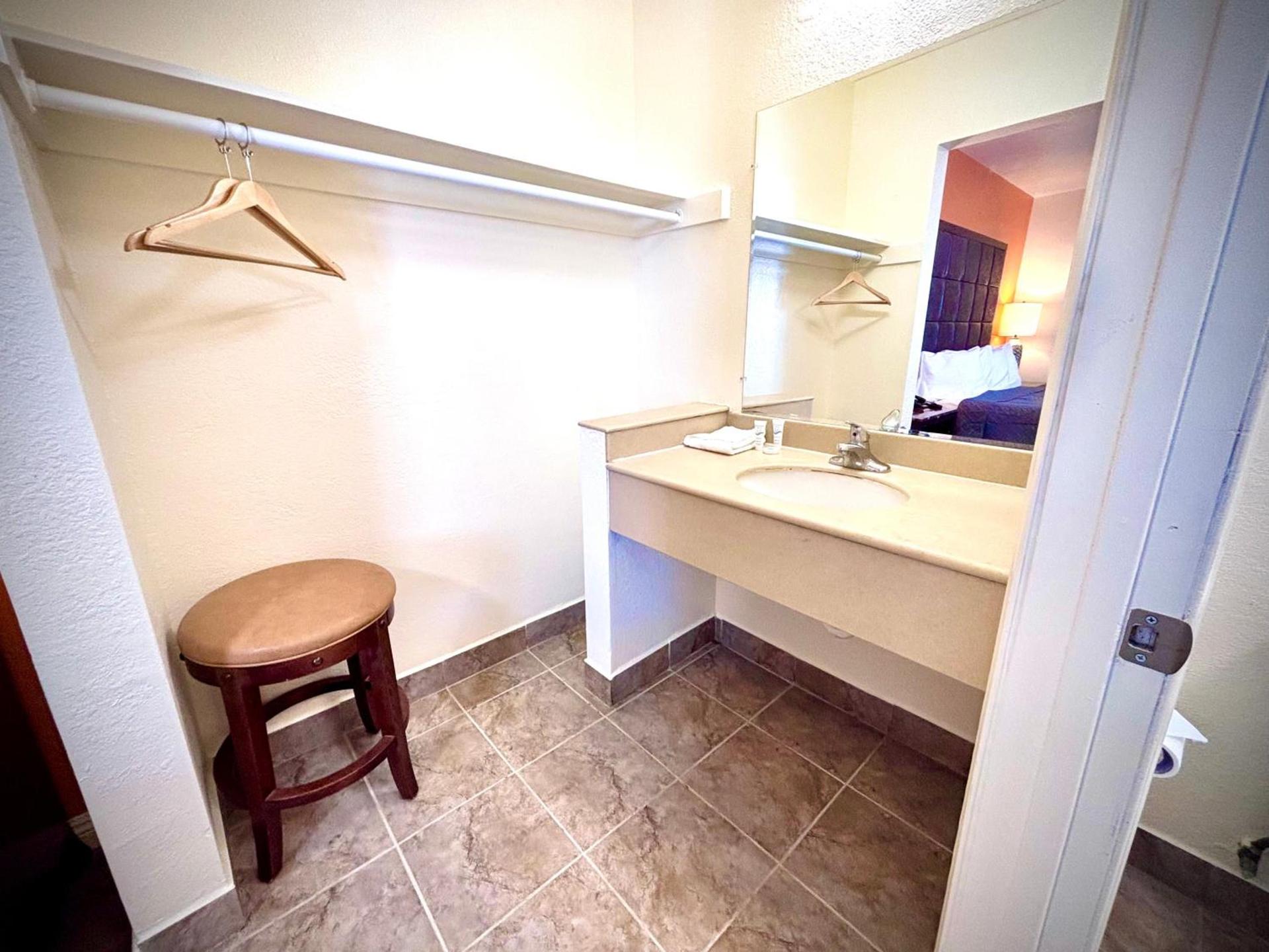 The Crest Motel photo 14