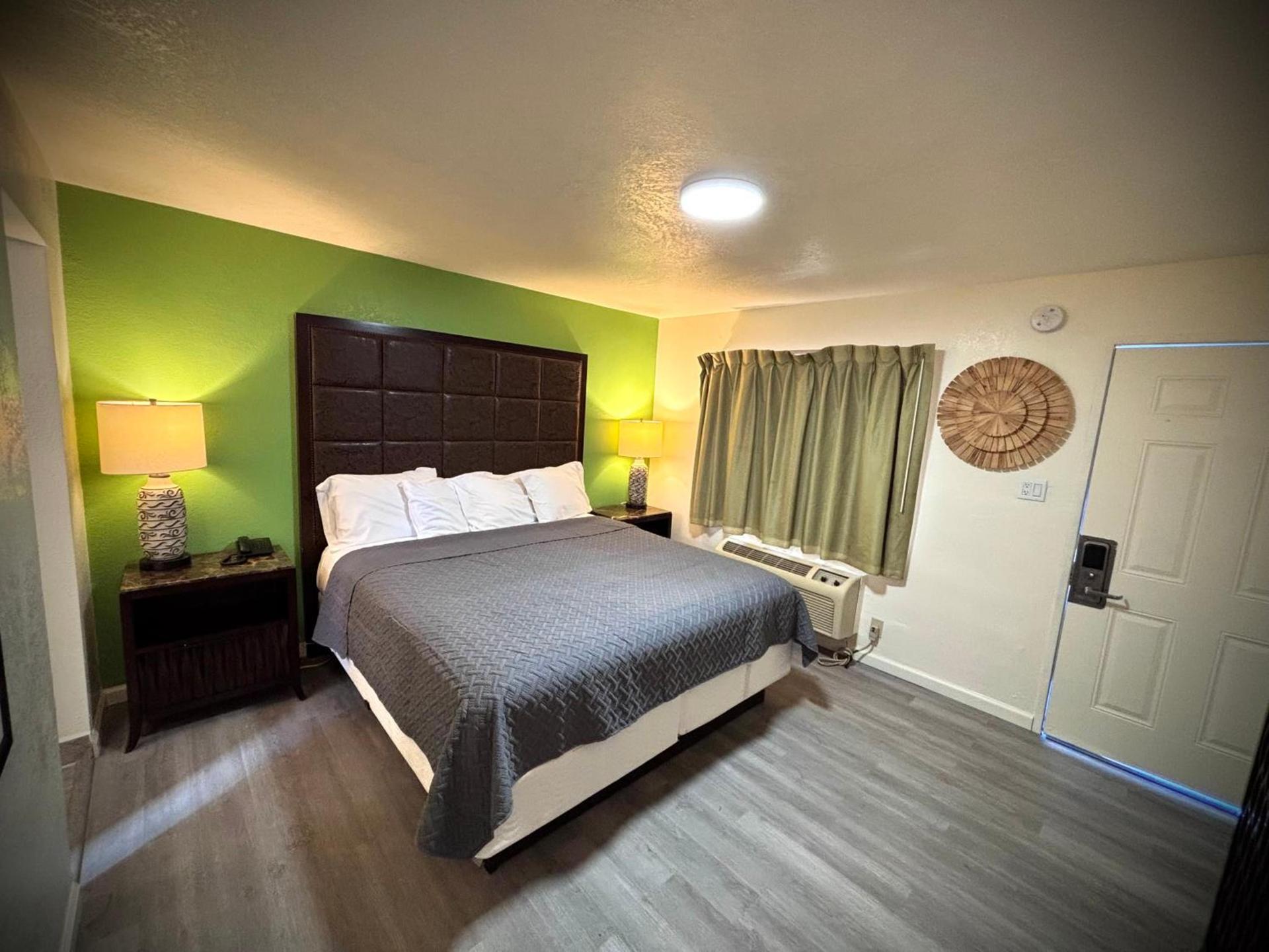 The Crest Motel photo 9