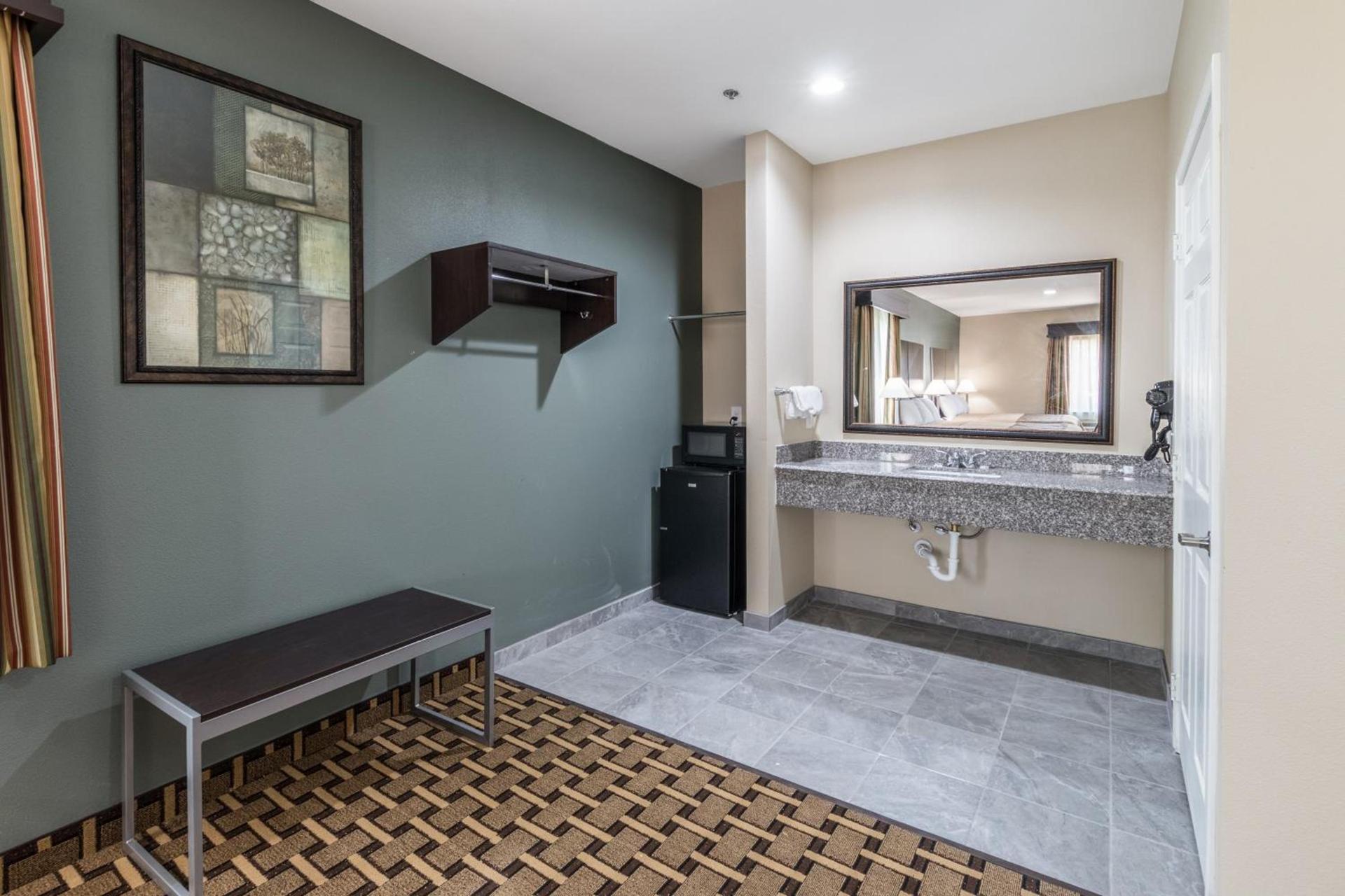 Scottish Inns & Suites photo 28