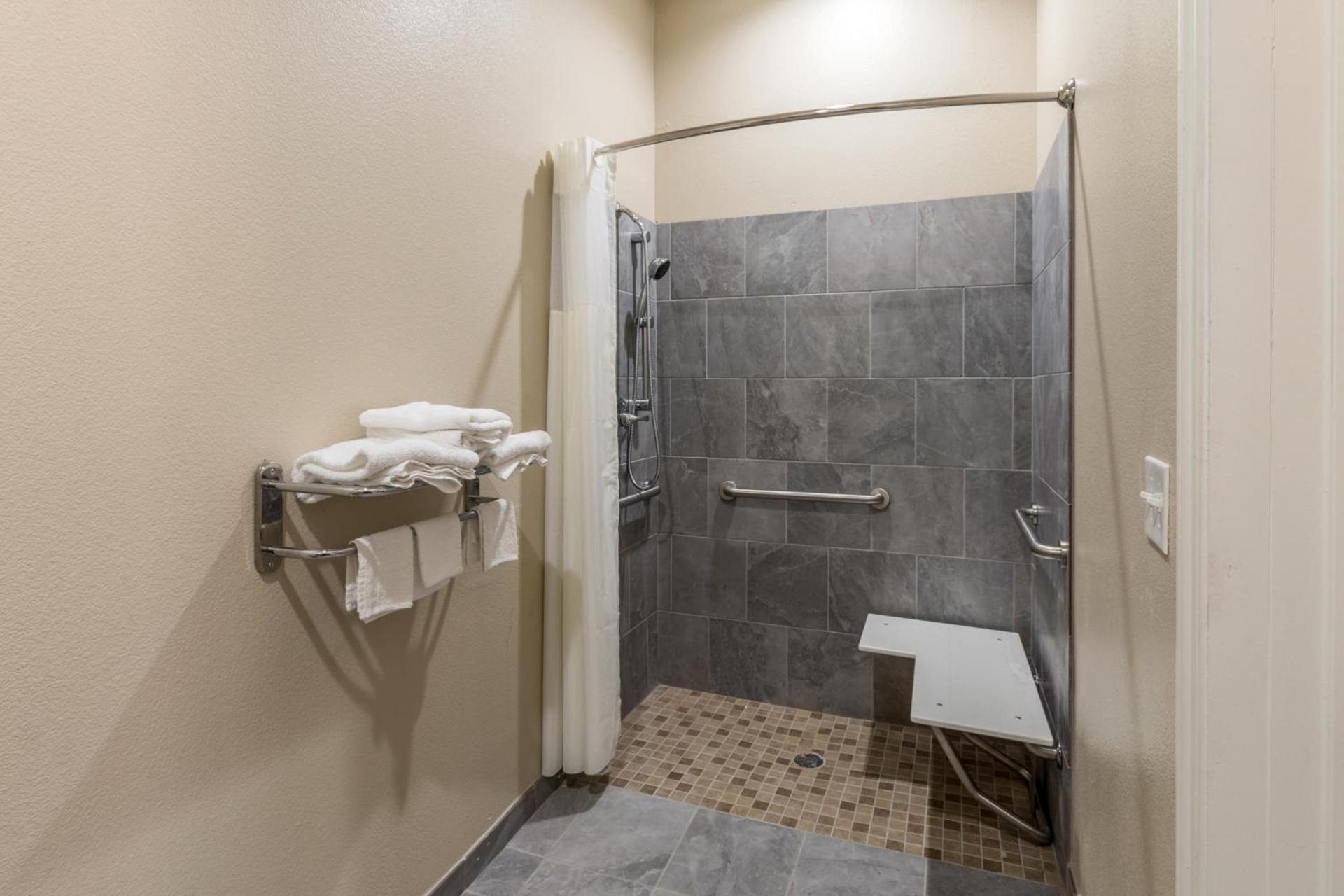 Scottish Inns & Suites photo 25