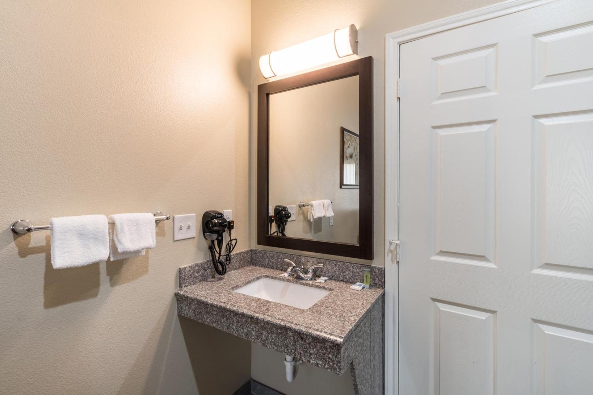Scottish Inns & Suites photo 26