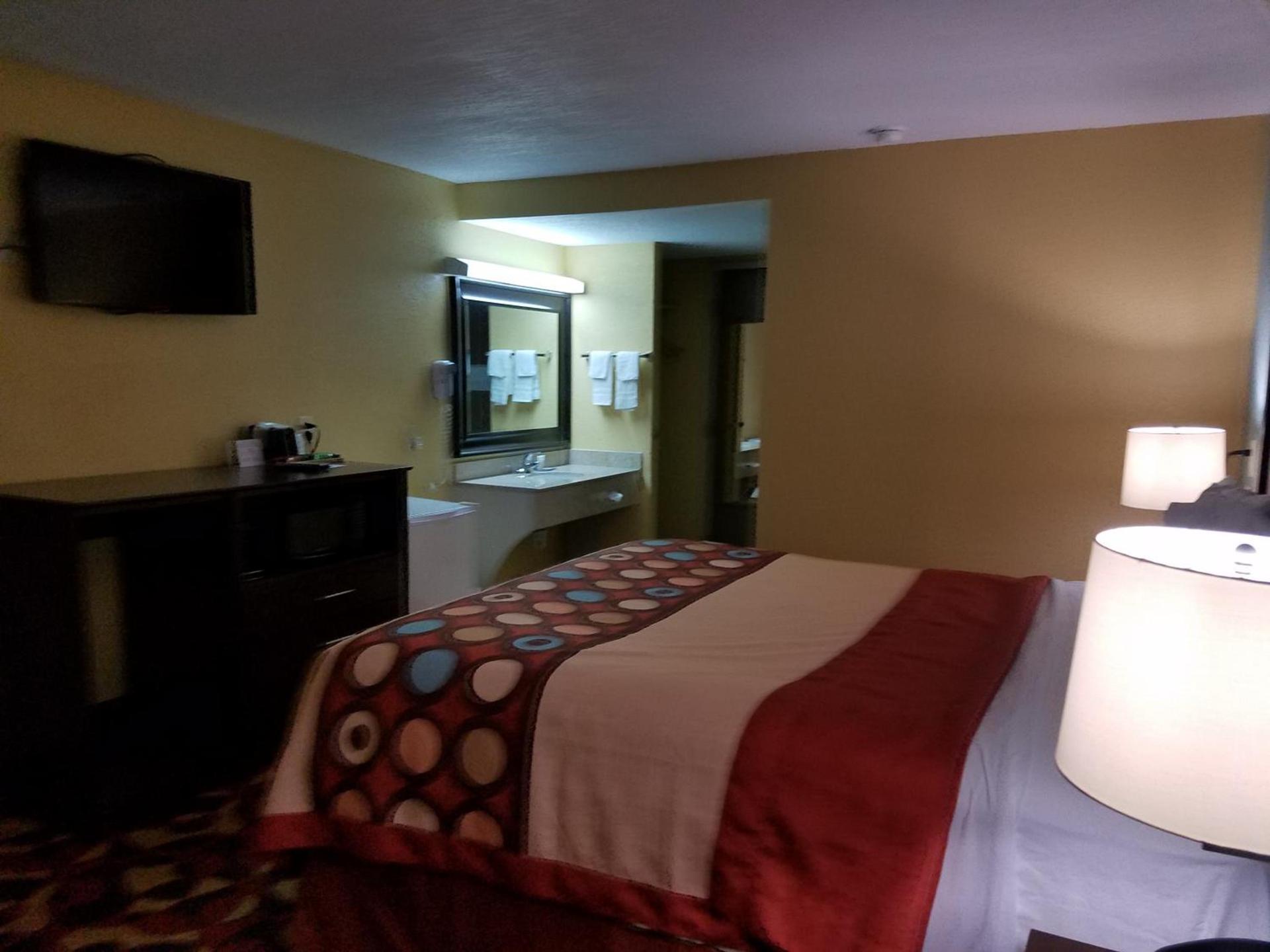 Super 8 by Wyndham Wichita Airport West Kellogg photo 66