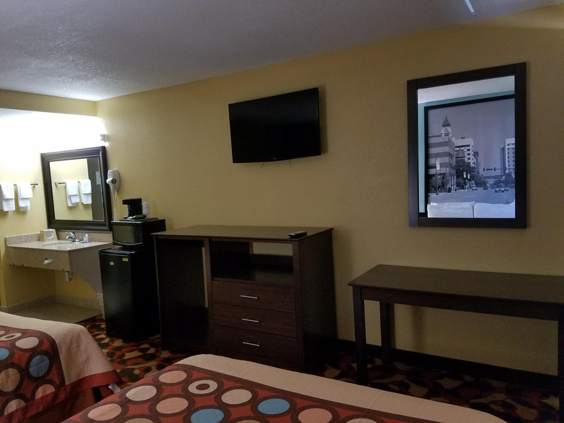 Super 8 by Wyndham Wichita Airport West Kellogg photo 68