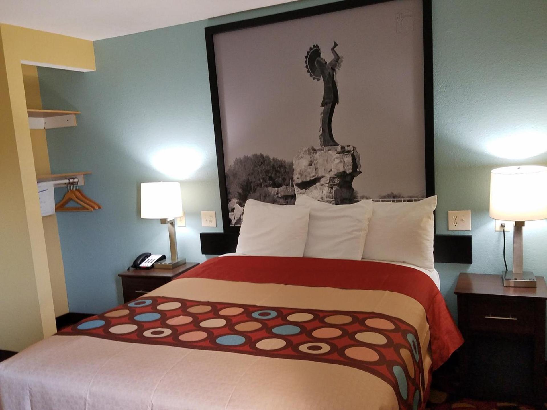 Super 8 by Wyndham Wichita Airport West Kellogg photo 71