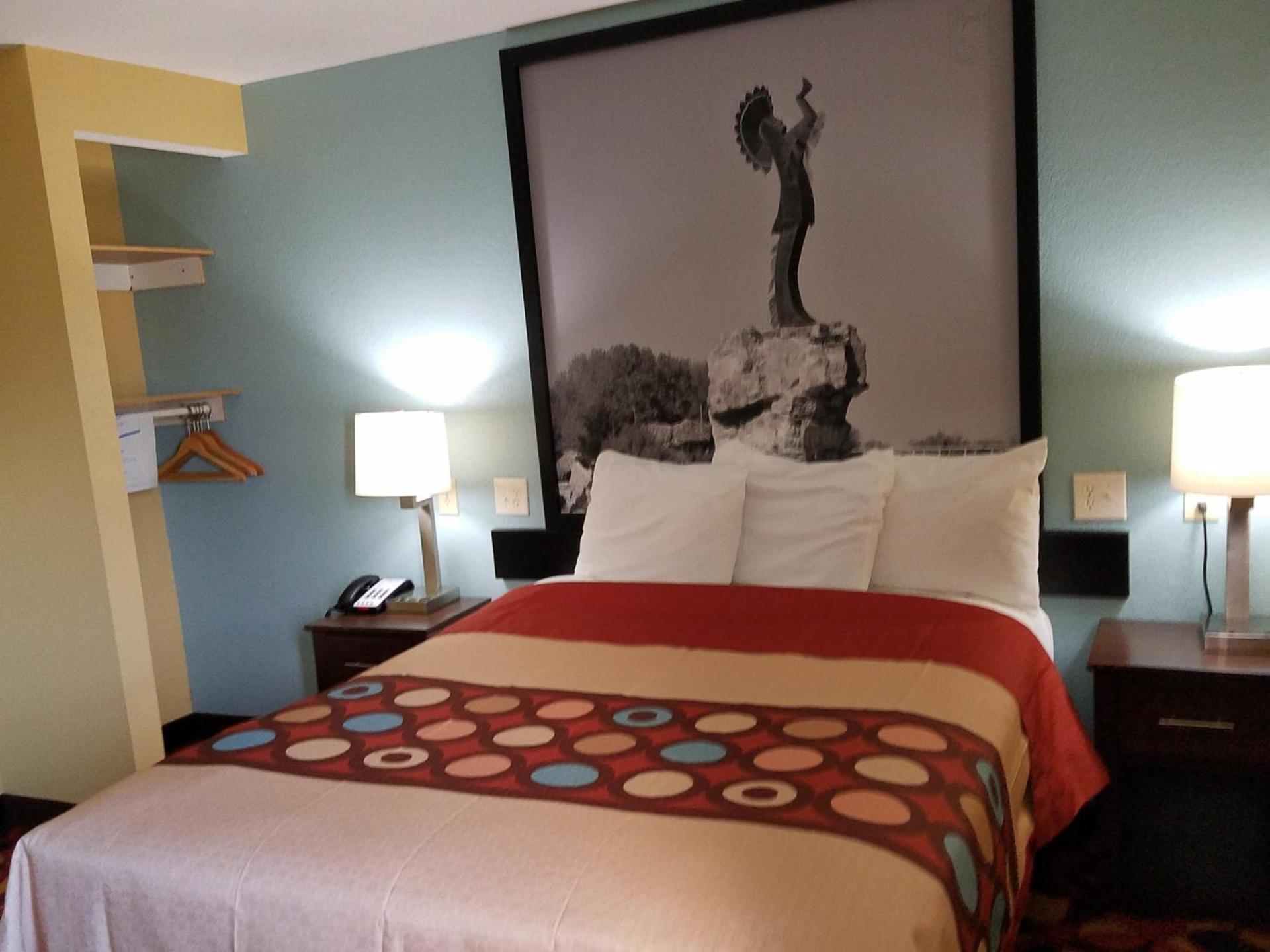Super 8 by Wyndham Wichita Airport West Kellogg photo 72