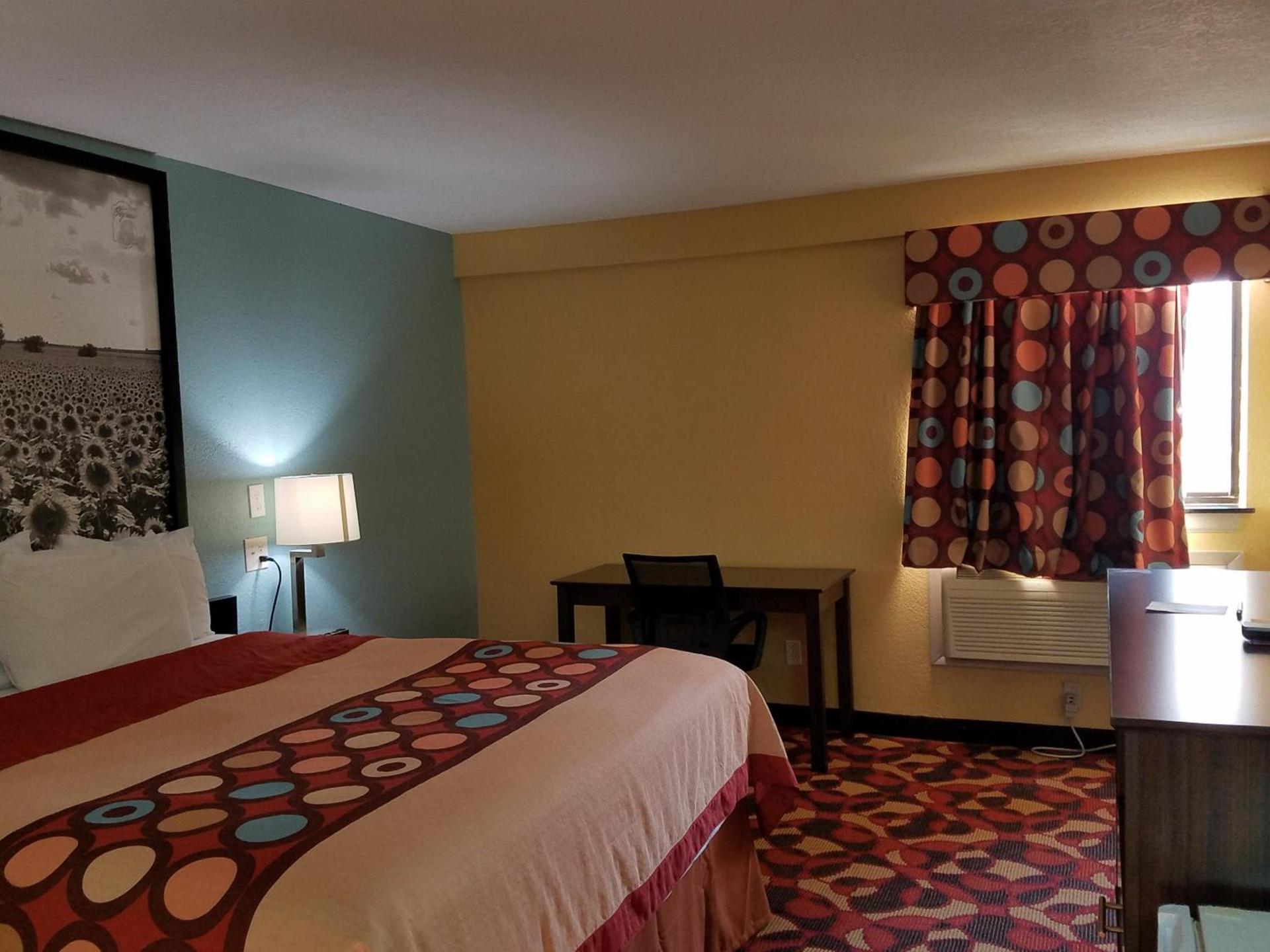 Super 8 by Wyndham Wichita Airport West Kellogg photo 73
