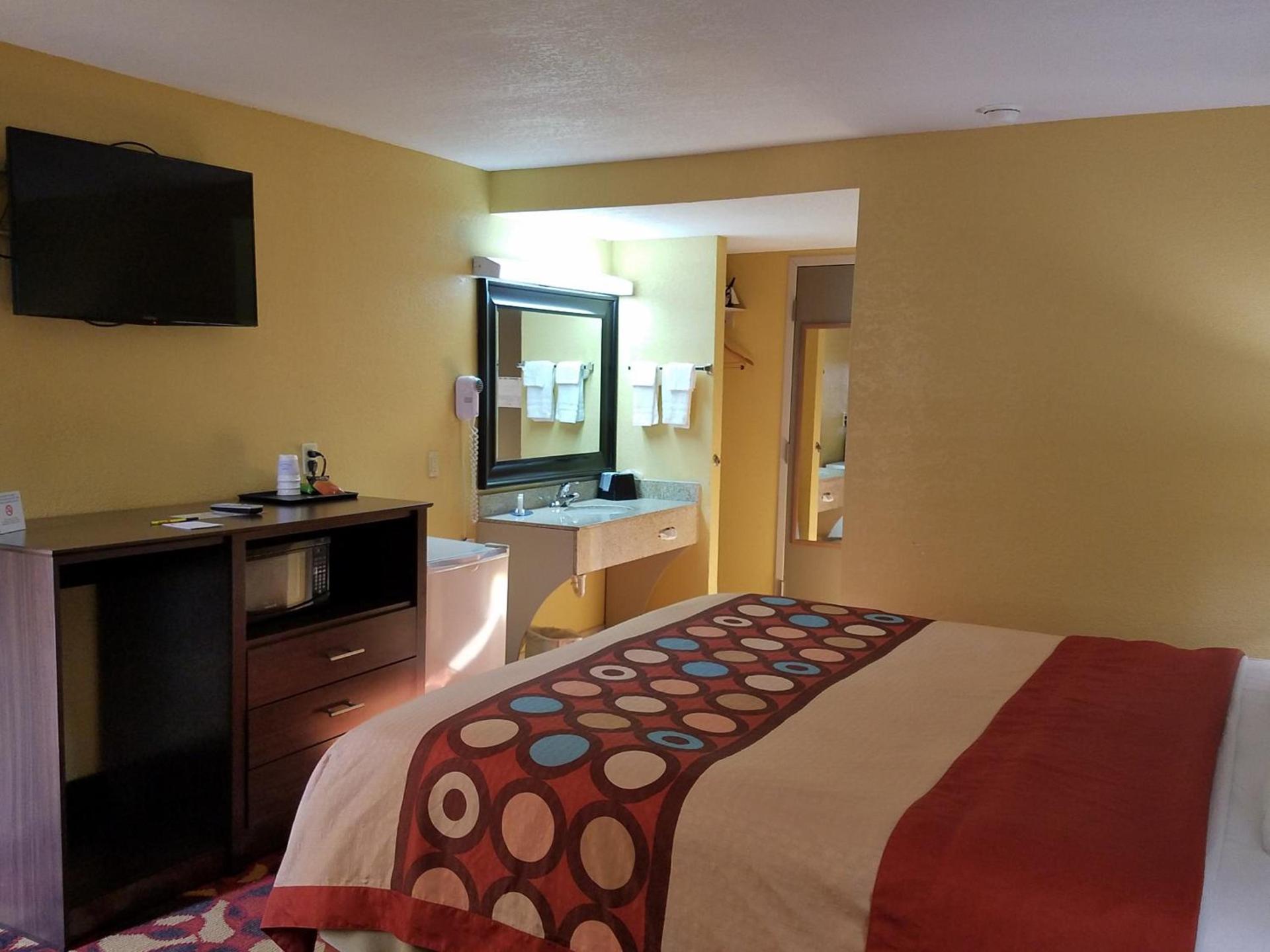 Super 8 by Wyndham Wichita Airport West Kellogg photo 74