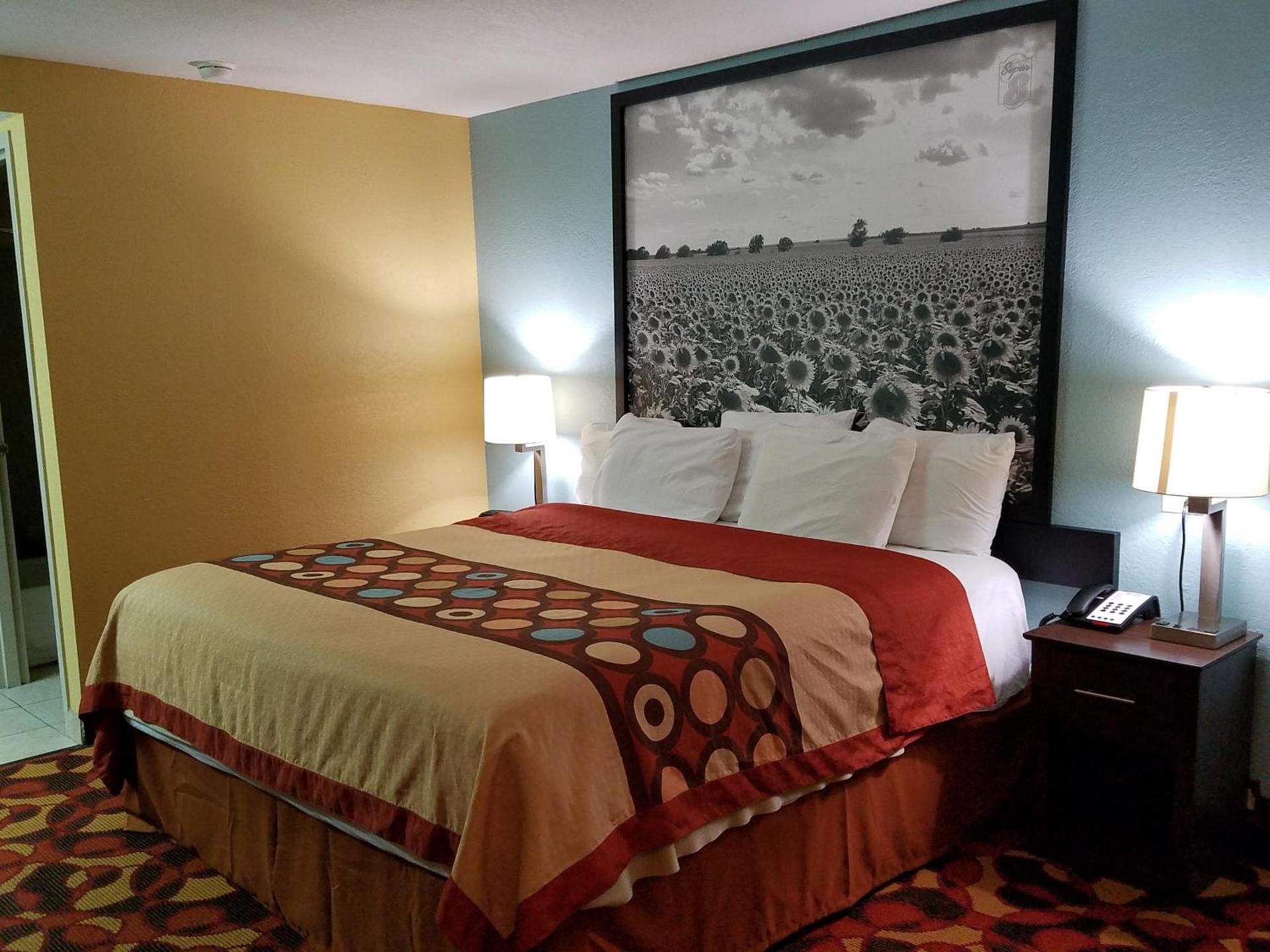 Super 8 by Wyndham Wichita Airport West Kellogg photo 75