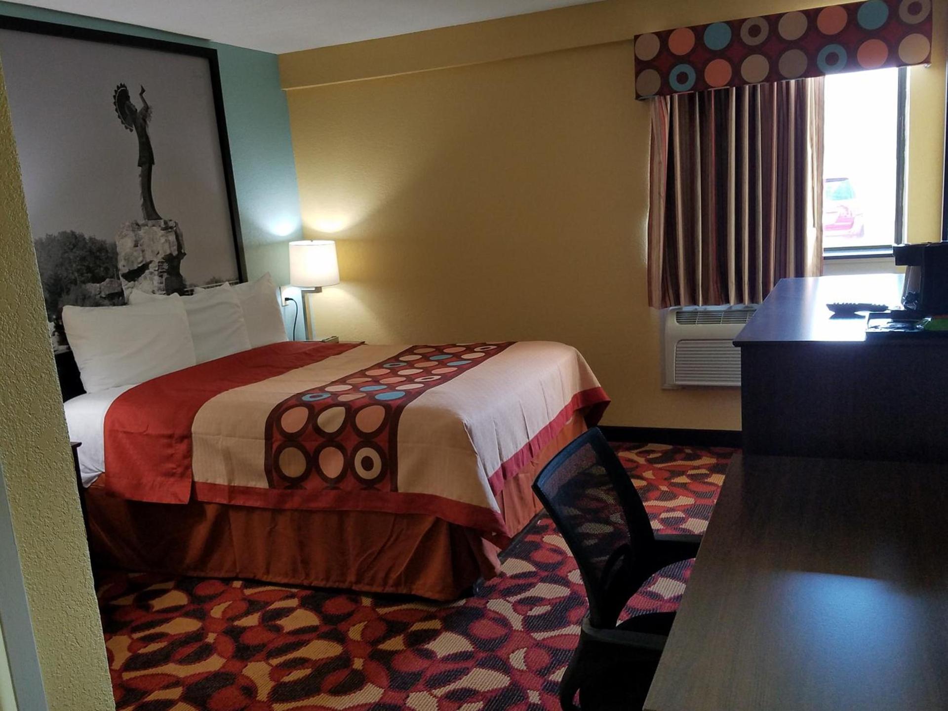 Super 8 by Wyndham Wichita Airport West Kellogg photo 78