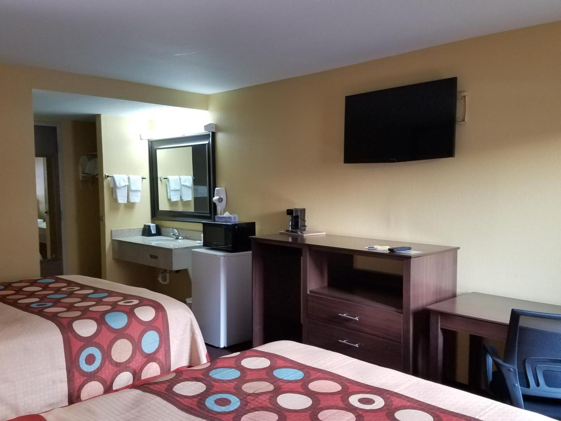 Super 8 by Wyndham Wichita Airport West Kellogg photo 79