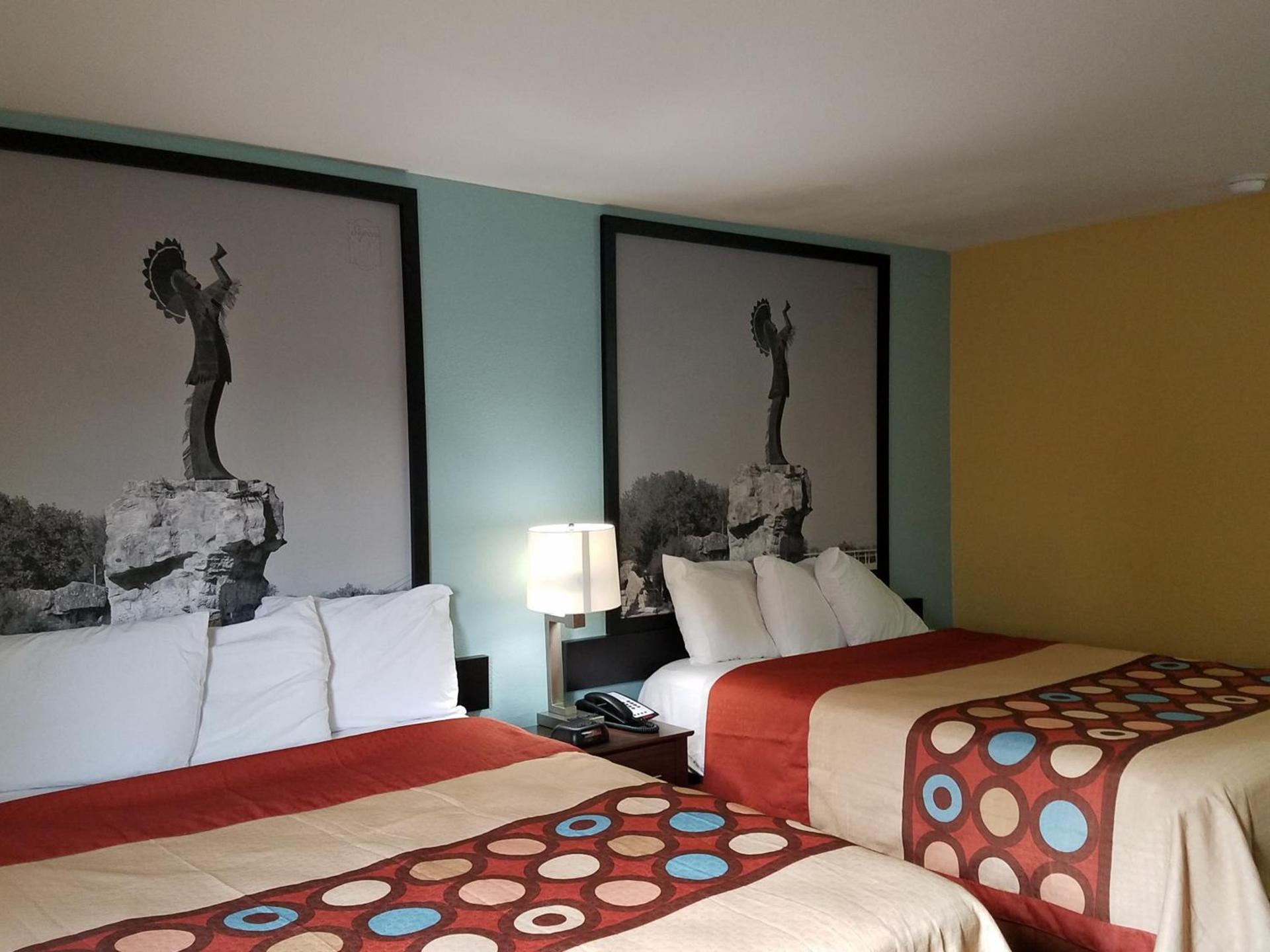 Super 8 by Wyndham Wichita Airport West Kellogg photo 80
