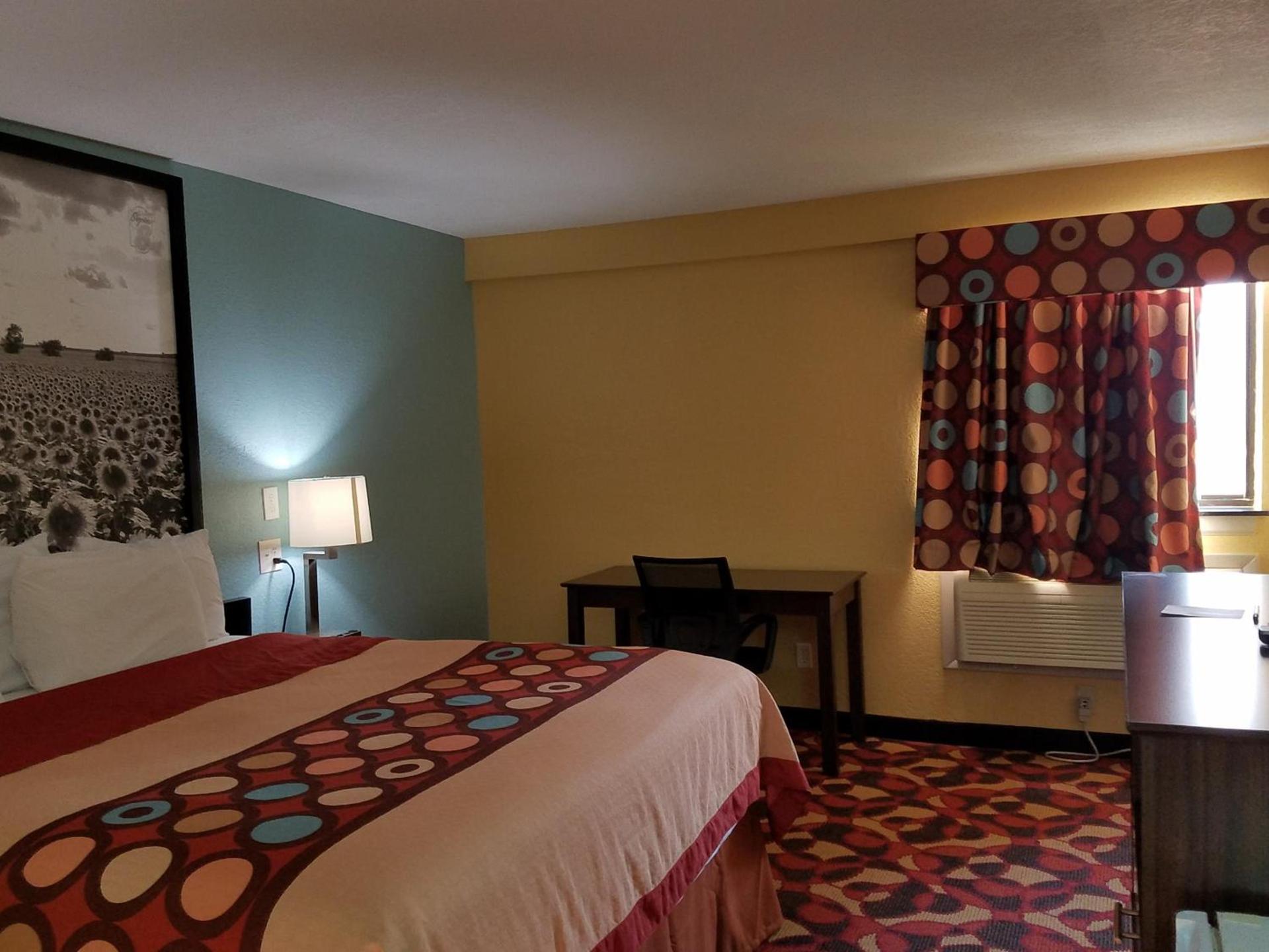 Super 8 by Wyndham Wichita Airport West Kellogg photo 82