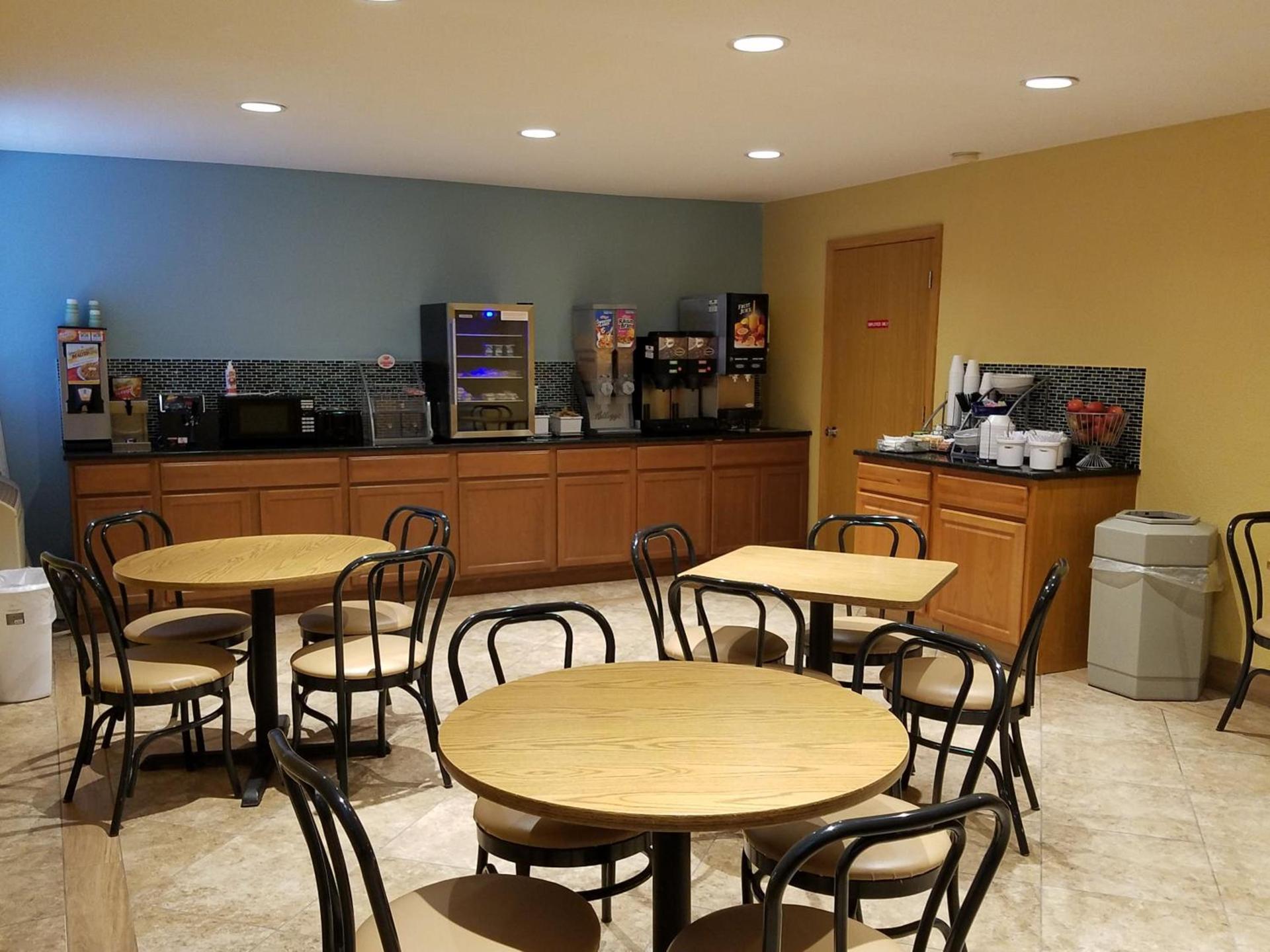 Super 8 by Wyndham Wichita Airport West Kellogg photo 83