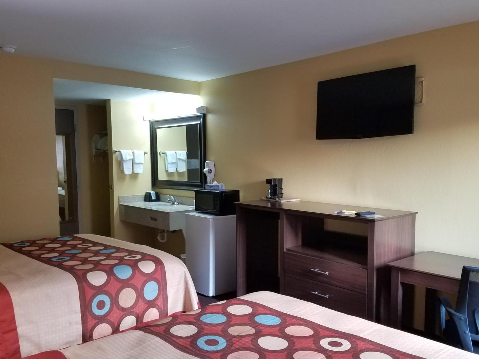 Super 8 by Wyndham Wichita Airport West Kellogg photo 85