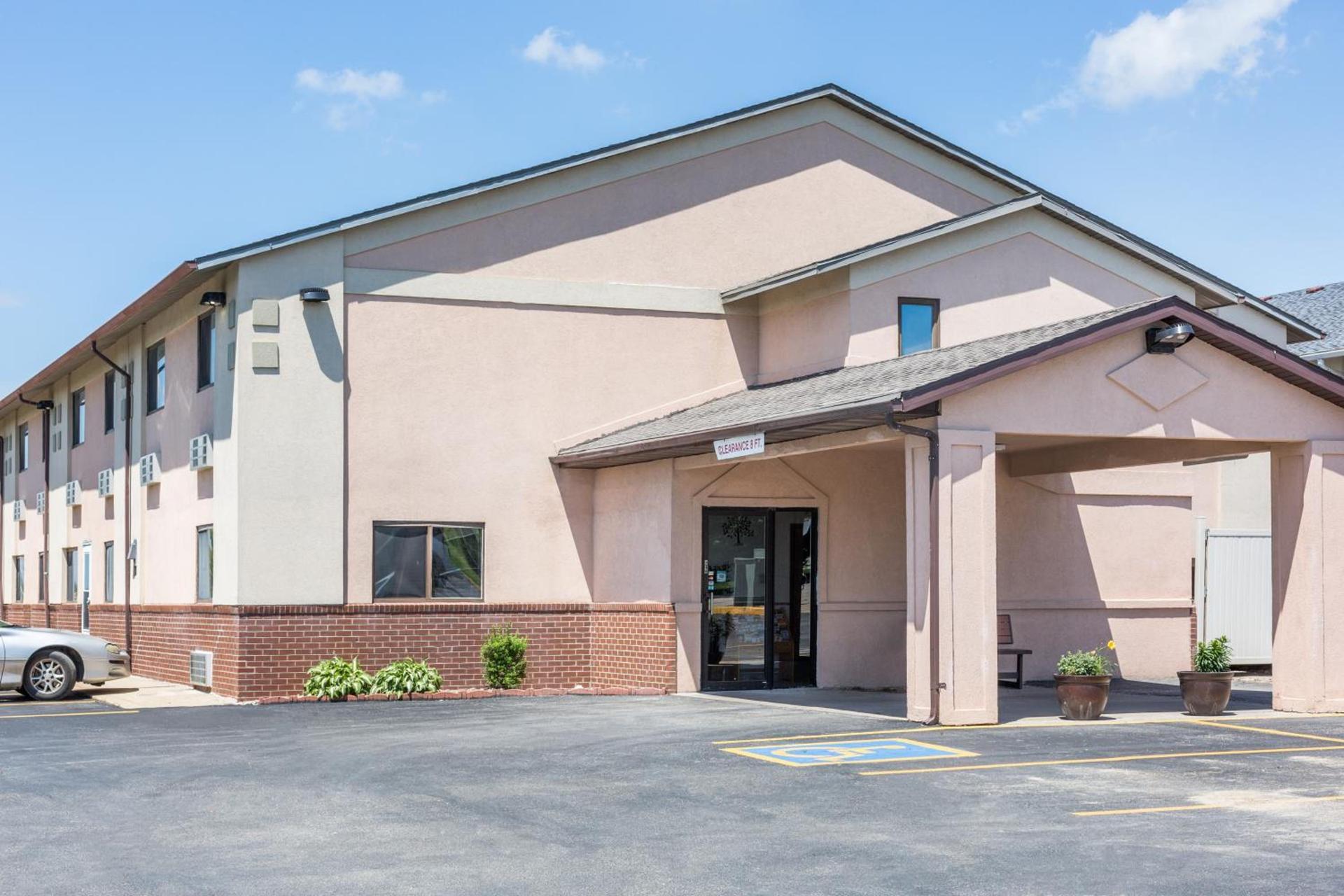 Super 8 by Wyndham Osceola IA photo 40