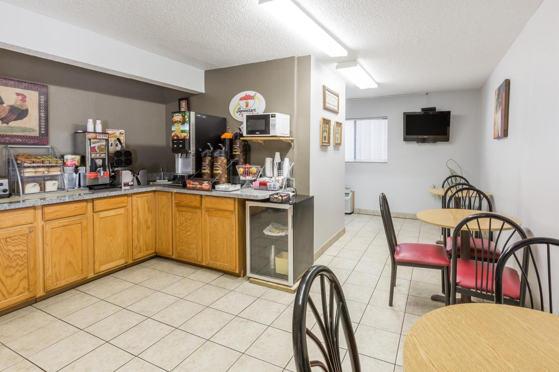 Super 8 by Wyndham Osceola IA photo 36