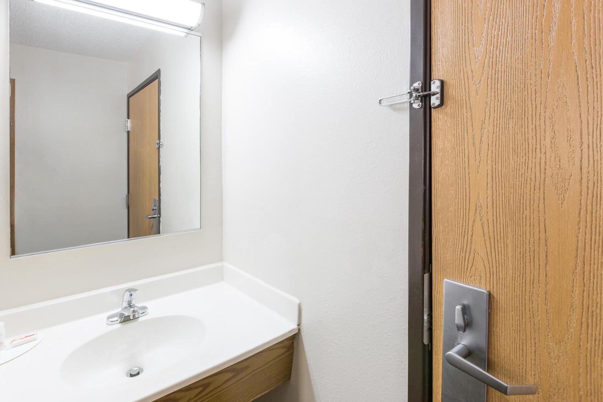 Super 8 by Wyndham Osceola IA photo 31