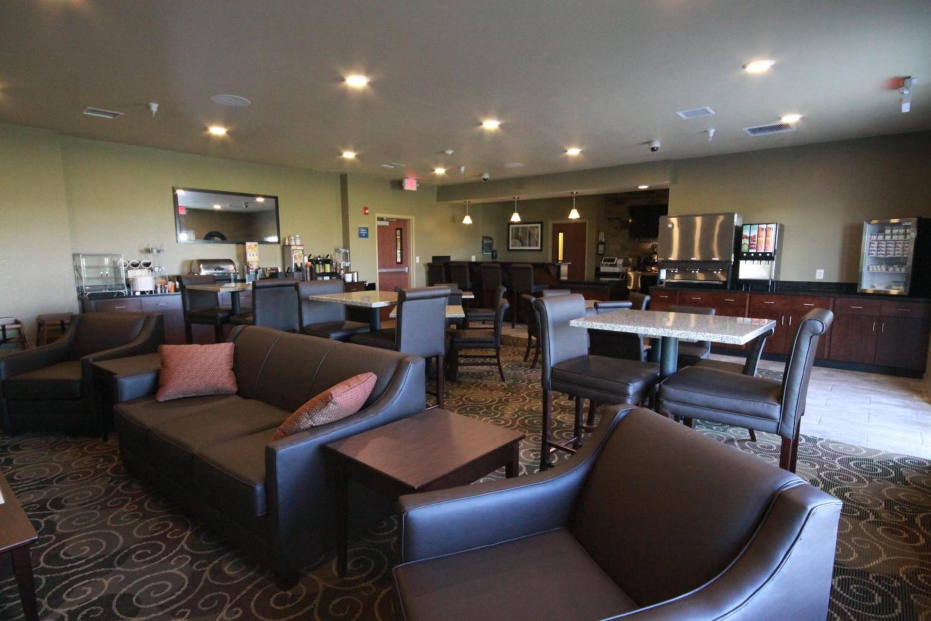 Cobblestone Hotel & Suites - Devils Lake photo 10