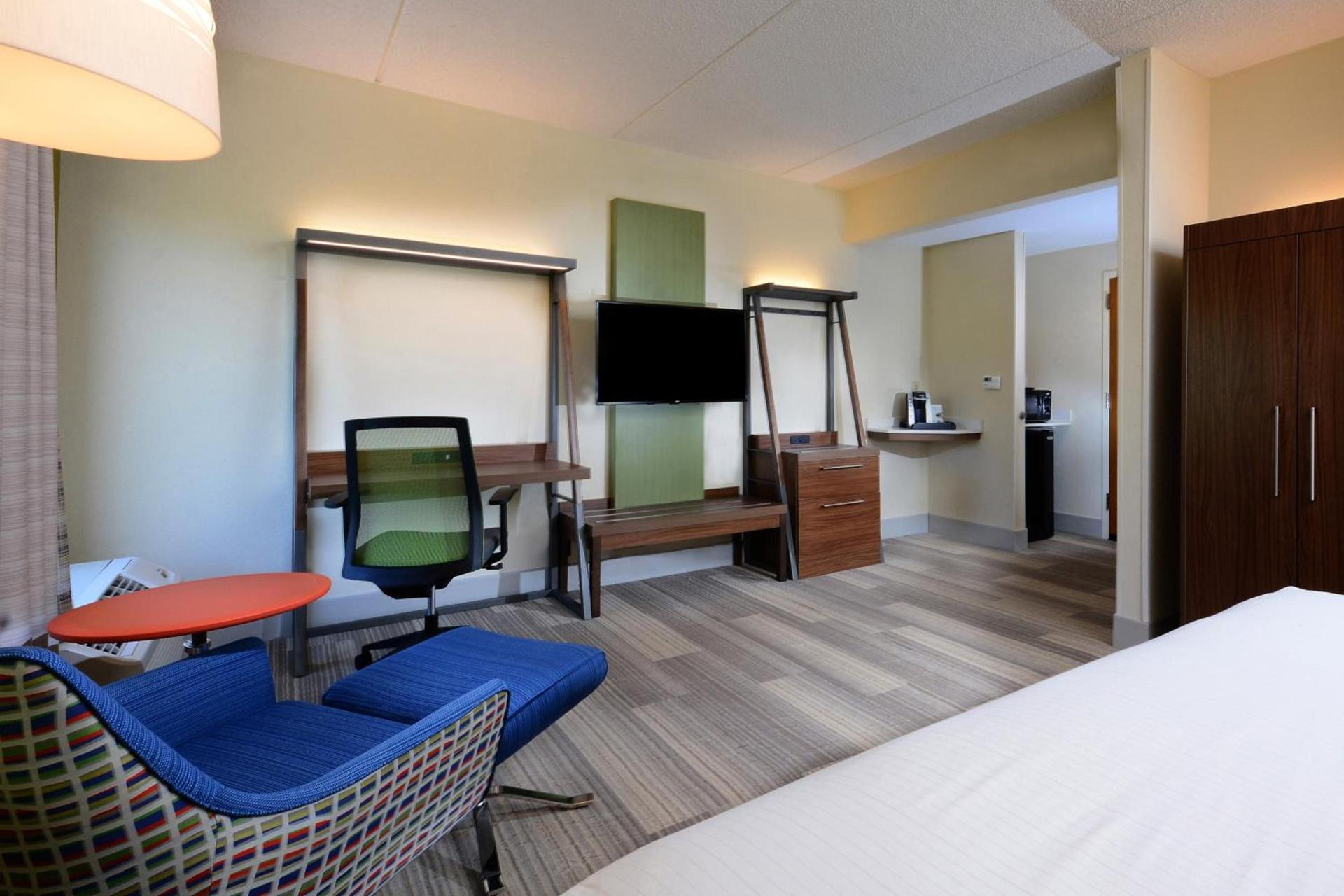 Holiday Inn Express & Suites Raleigh Durham Airport at RTP by IHG photo 6