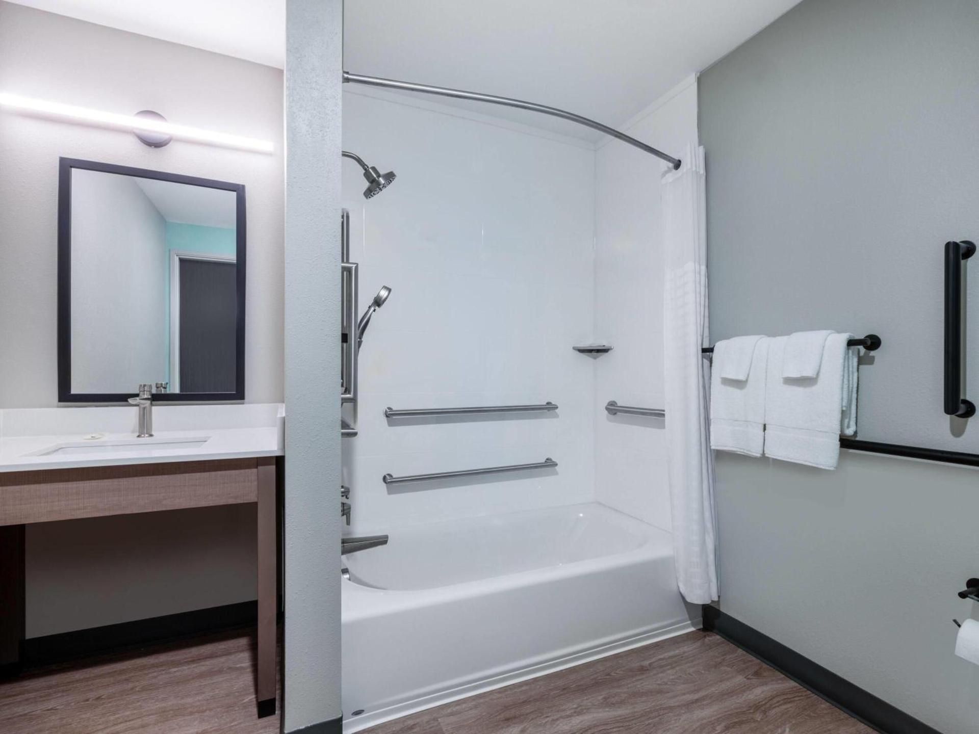 ECHO Suites Extended Stay by Wyndham Springfield Airport PLZ photo 10