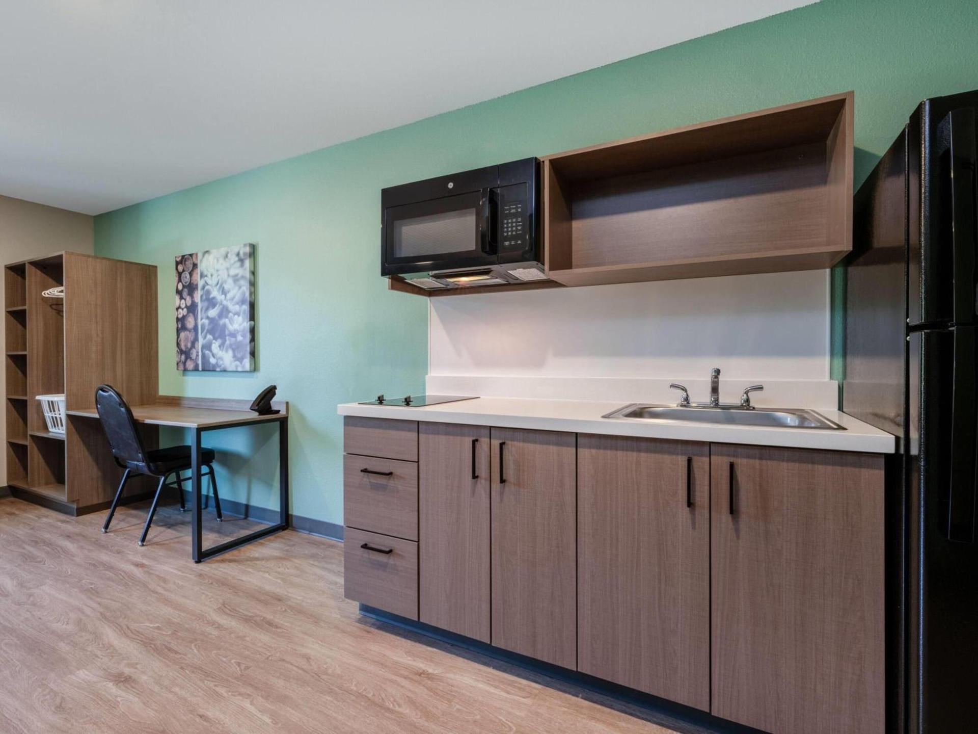 ECHO Suites Extended Stay by Wyndham Springfield Airport PLZ photo 8