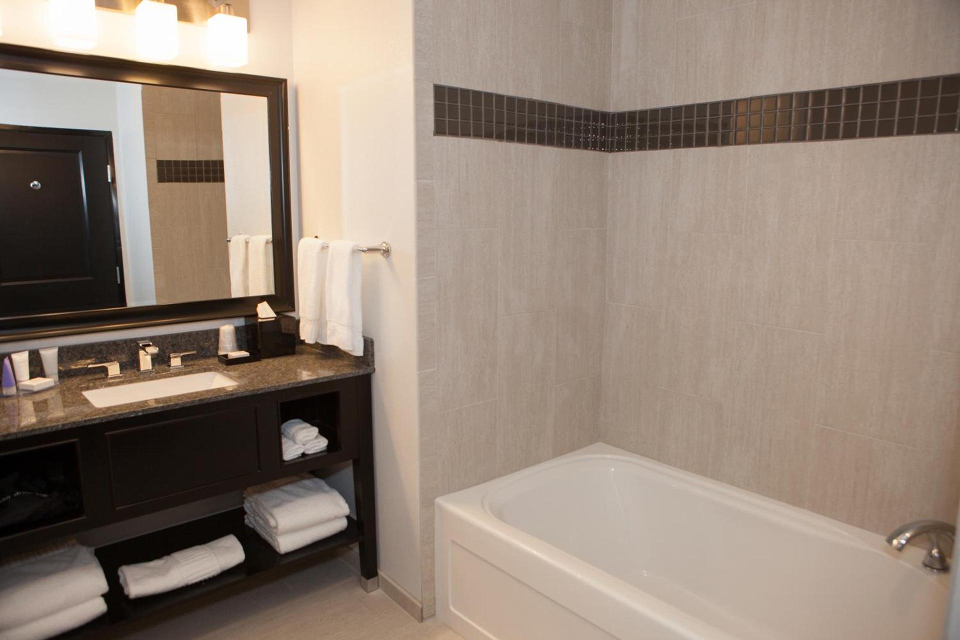 La Quinta Inn & Suites by Wyndham Lubbock Southwest photo 54