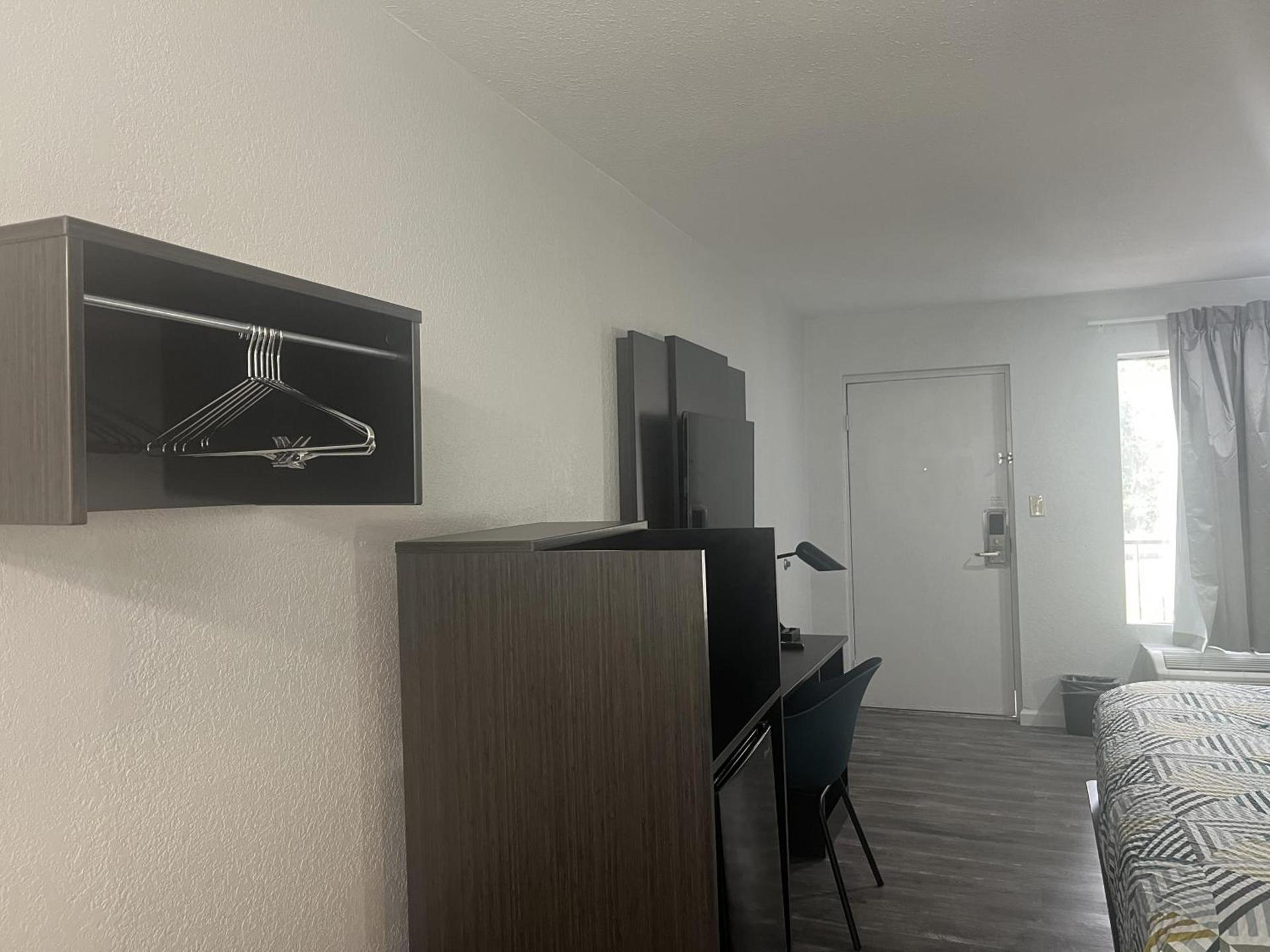 Motel 6 - McComb, MS photo 10