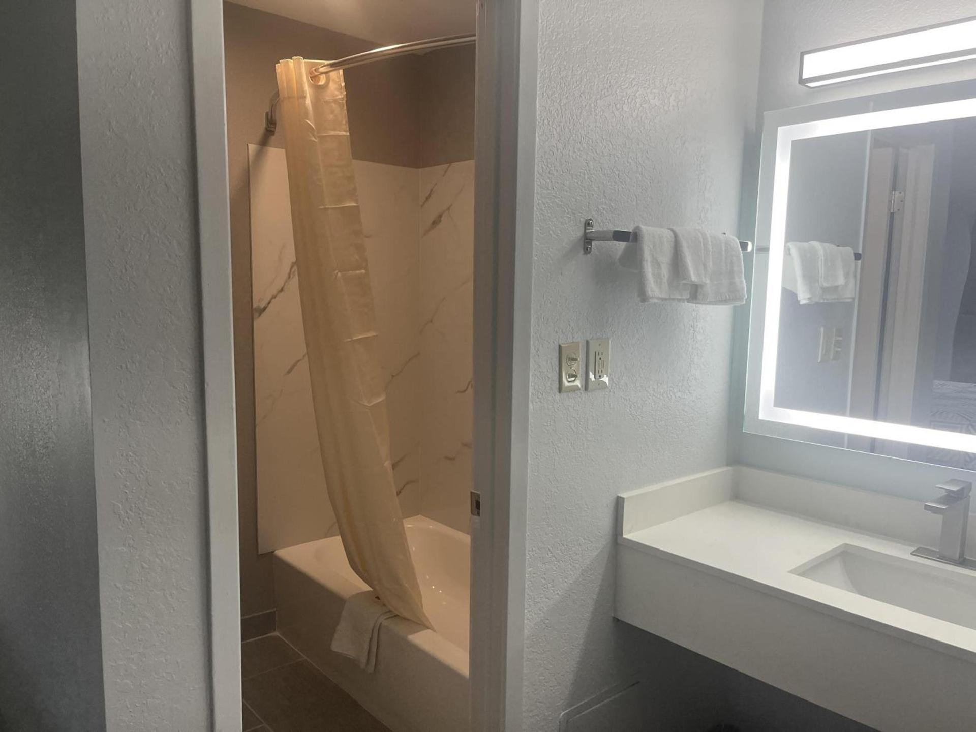 Motel 6 - McComb, MS photo 3