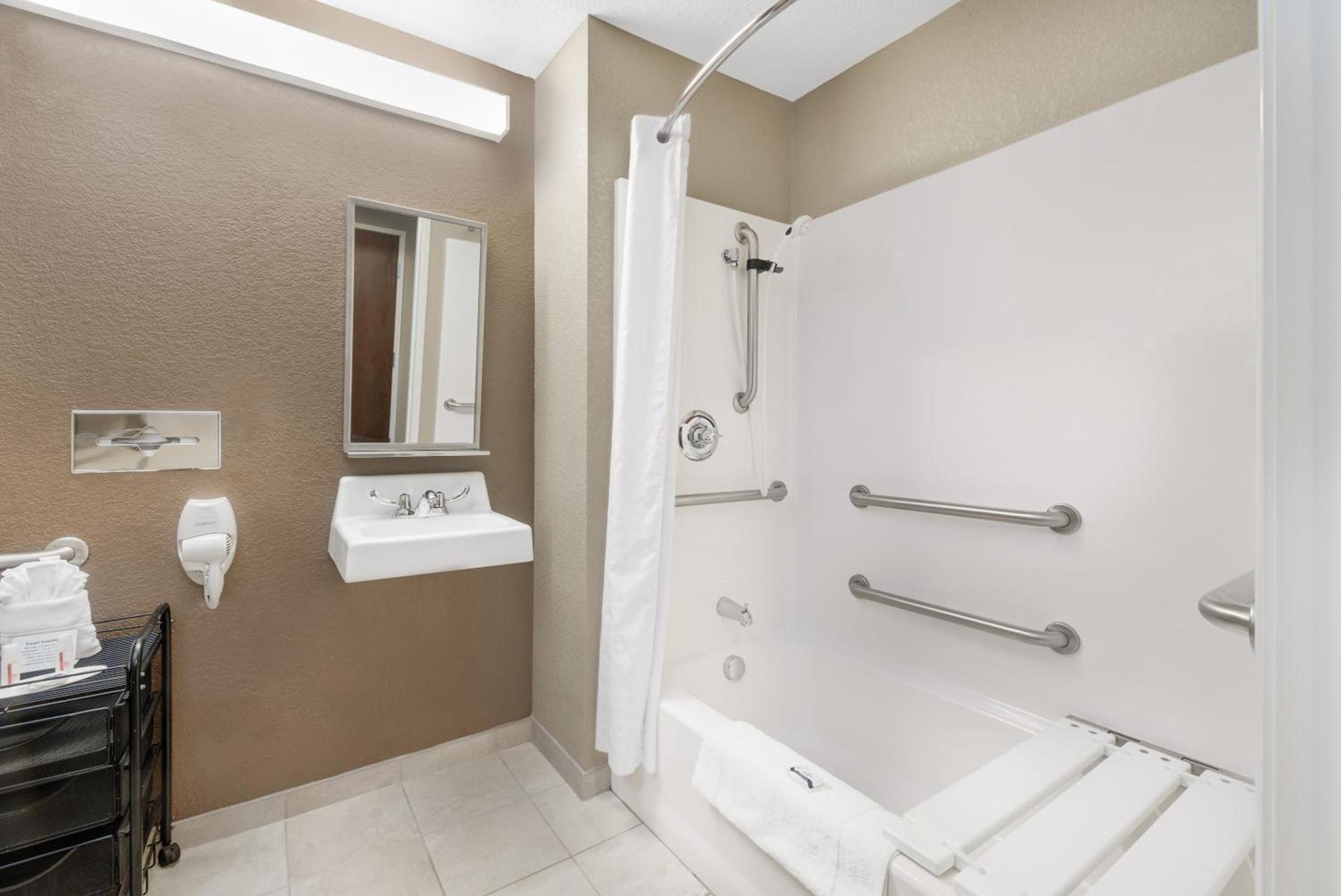 Microtel Inn & Suites by Wyndham Williston photo 37