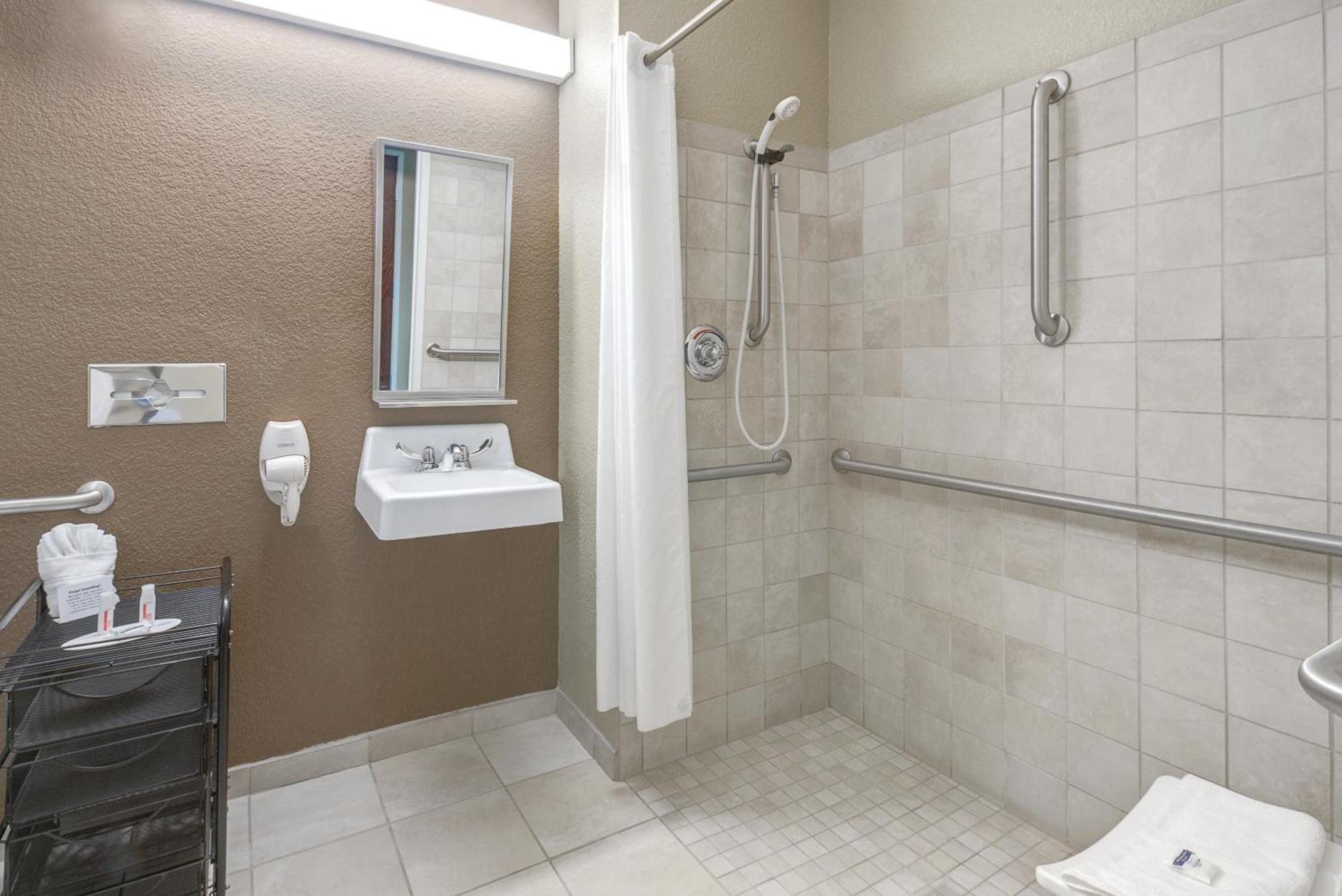 Microtel Inn & Suites by Wyndham Williston photo 40