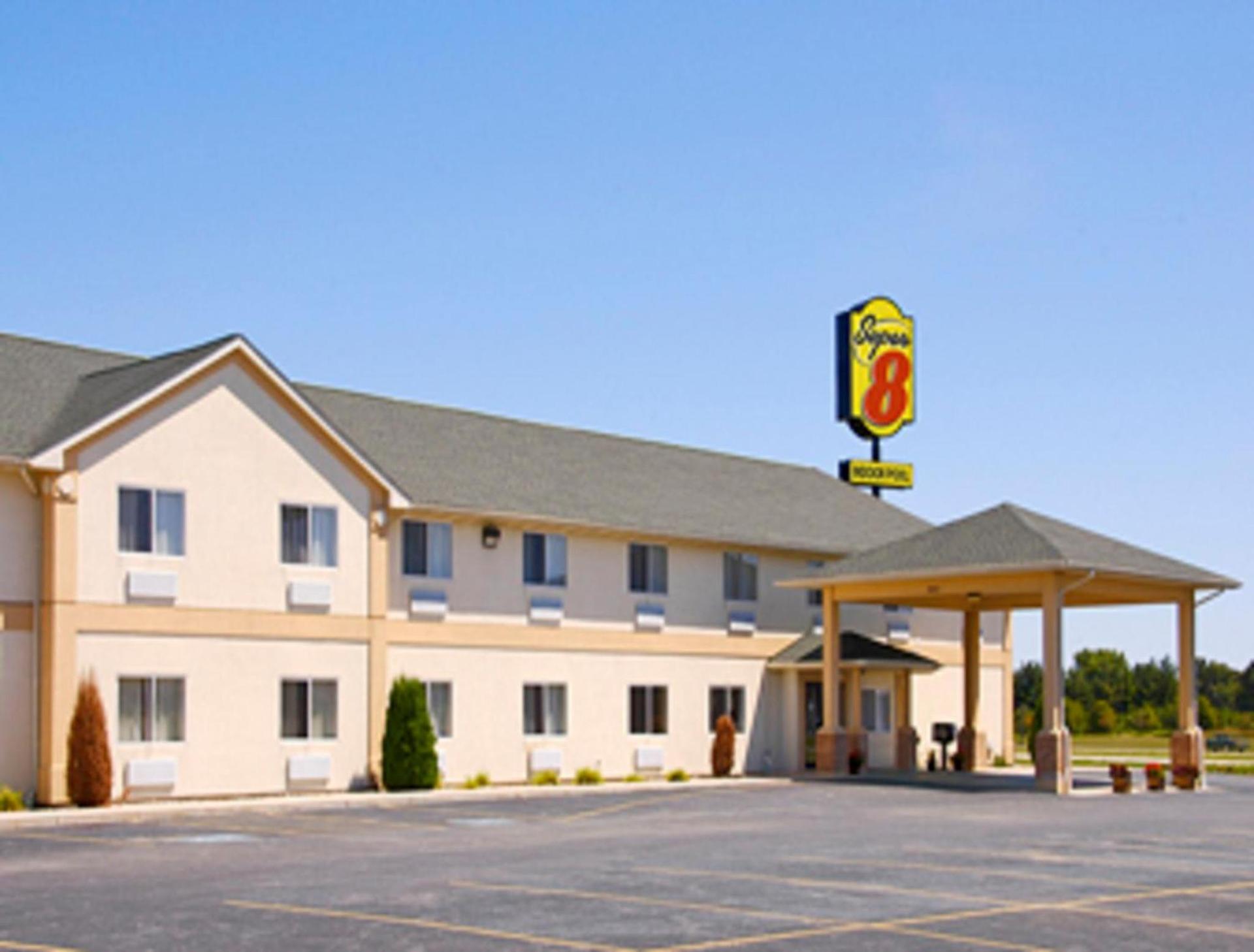 Super 8 by Wyndham Huntington photo 16