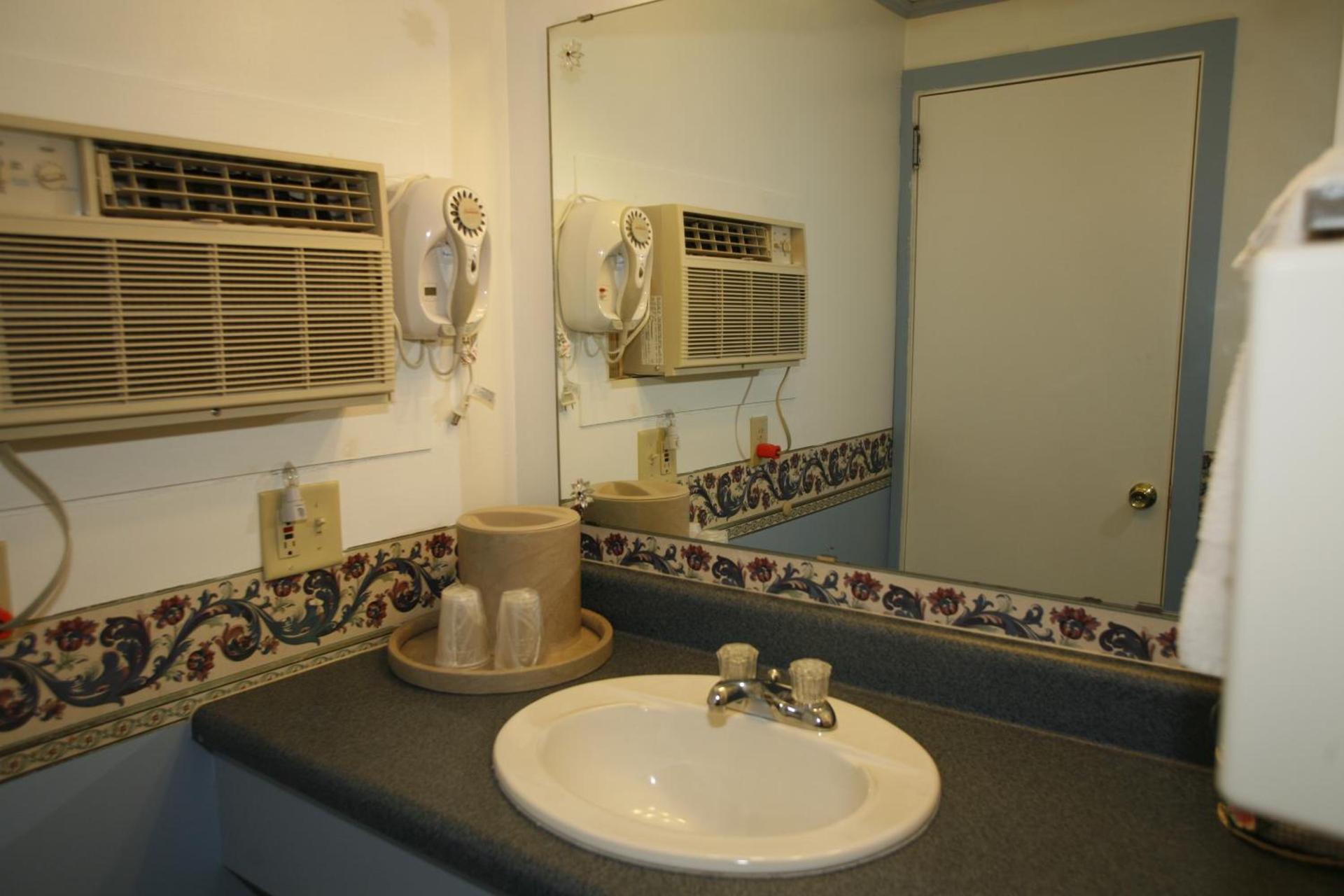 Bennington Motor Inn photo 2