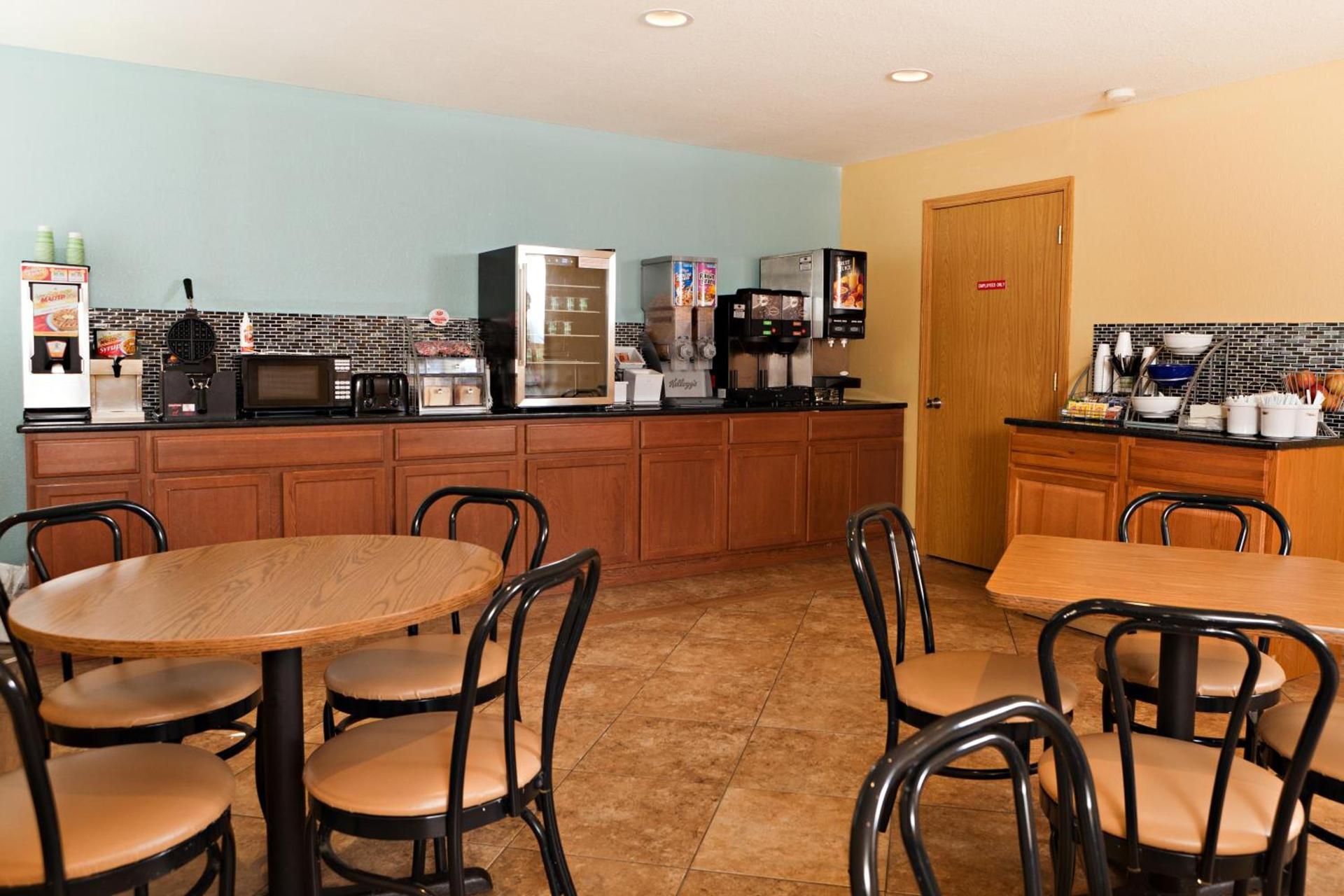 Super 8 by Wyndham Wichita Airport West Kellogg photo 56