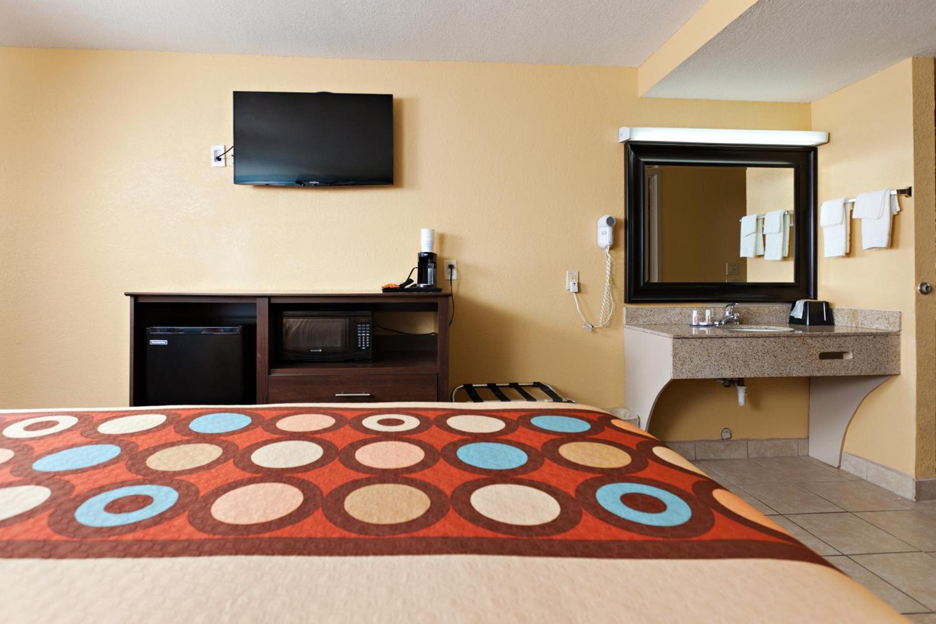 Super 8 by Wyndham Wichita Airport West Kellogg photo 93