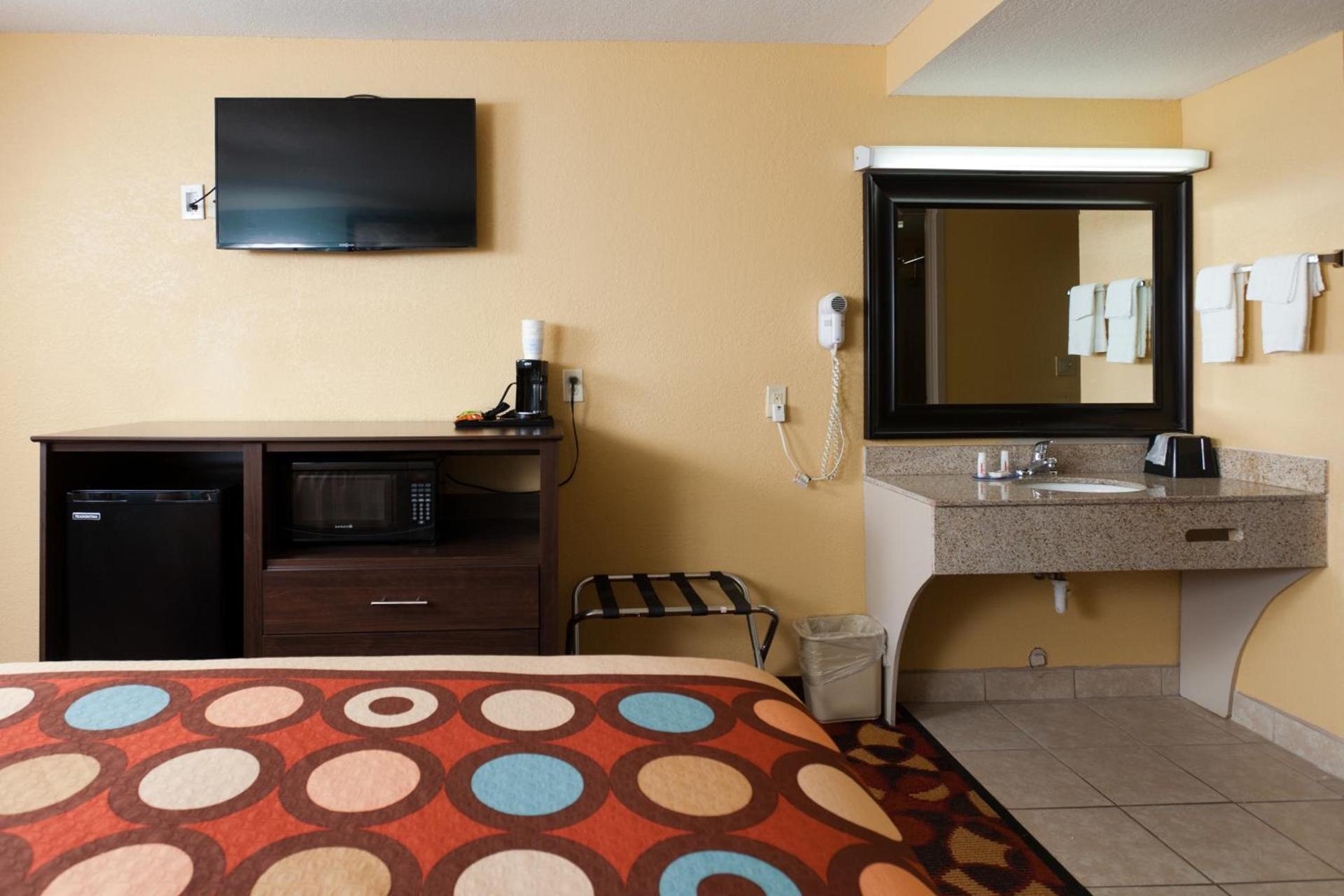 Super 8 by Wyndham Wichita Airport West Kellogg photo 94