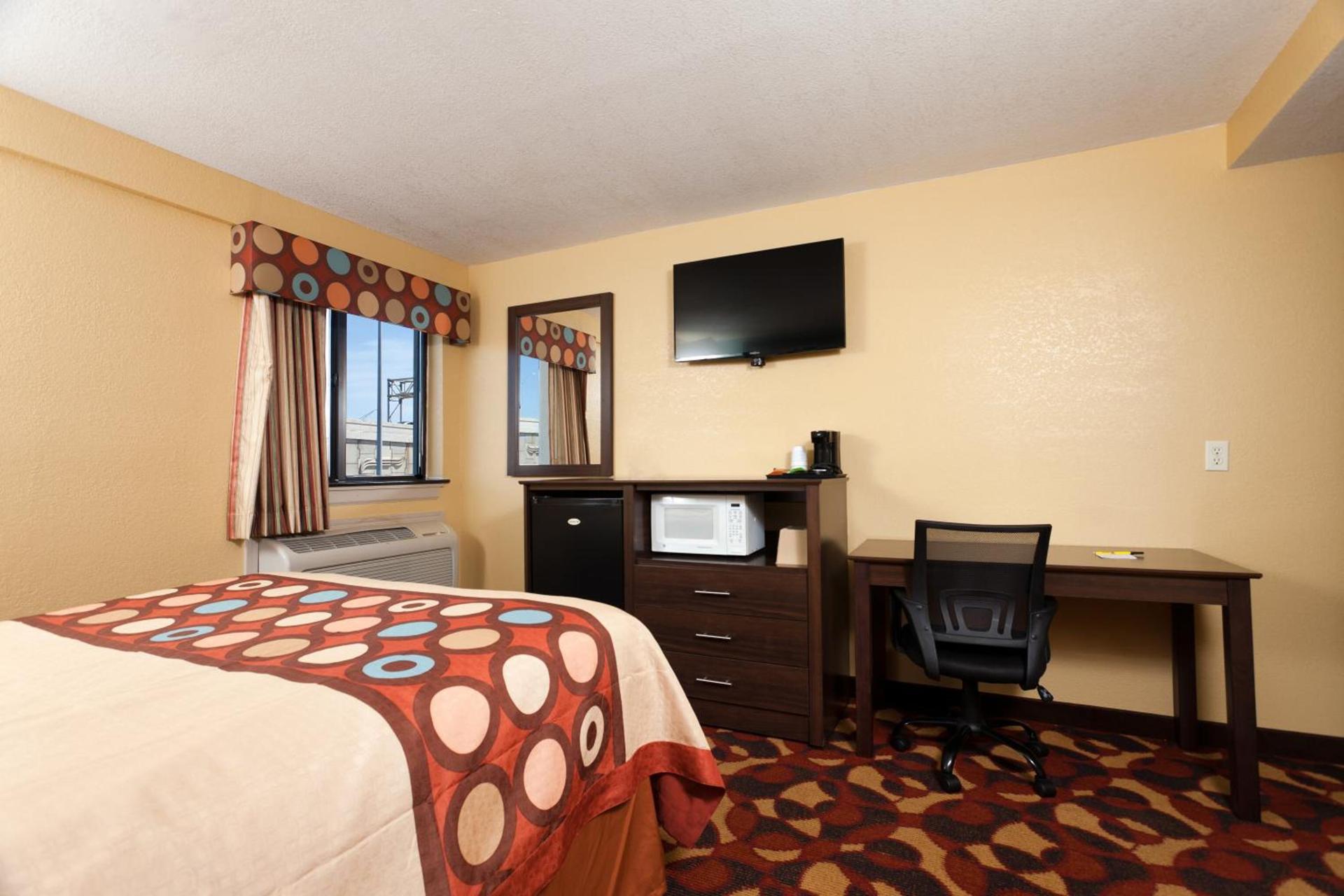 Super 8 by Wyndham Wichita Airport West Kellogg photo 99