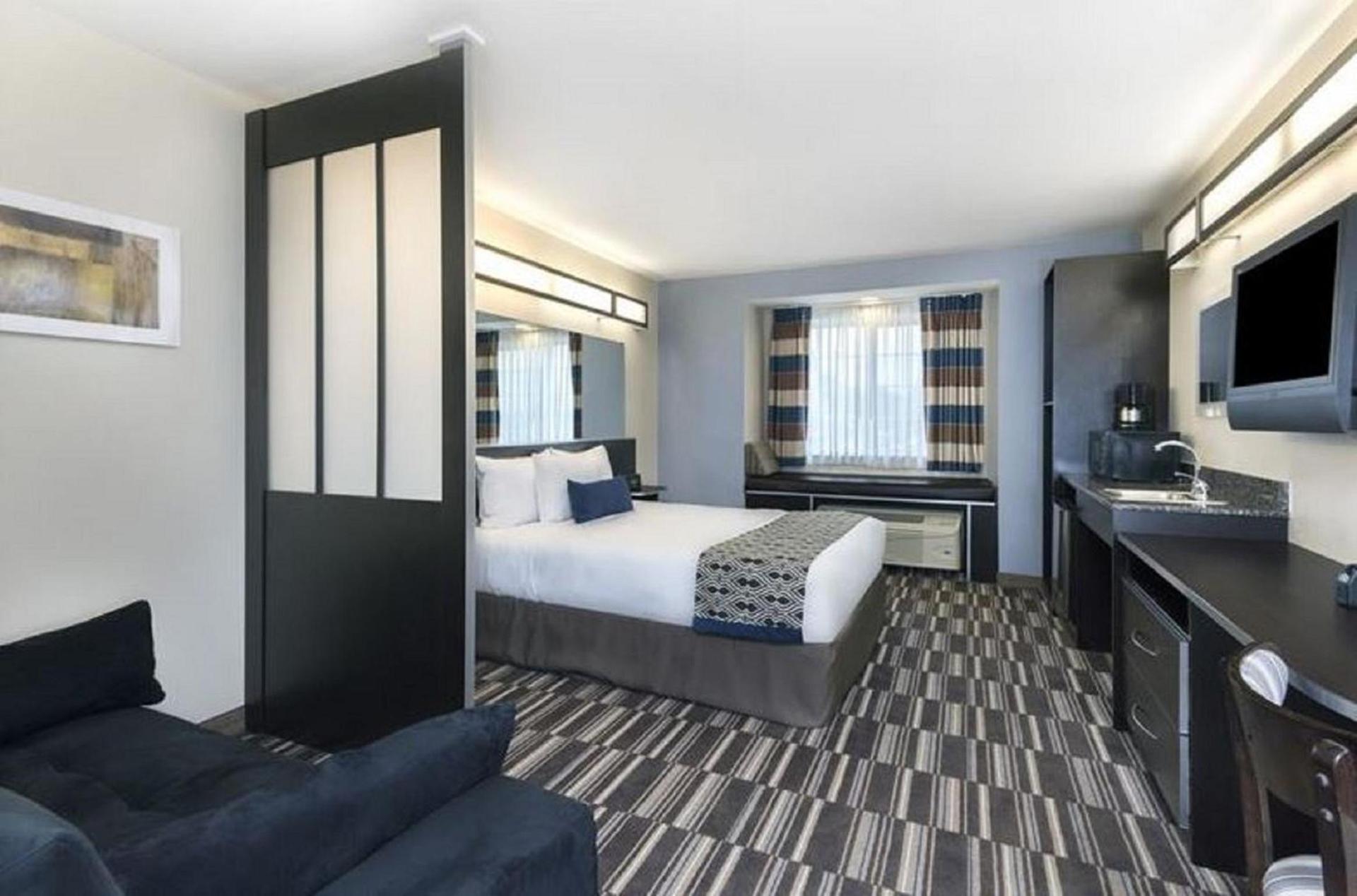 Microtel Inn and Suites Baton Rouge Airport photo 10