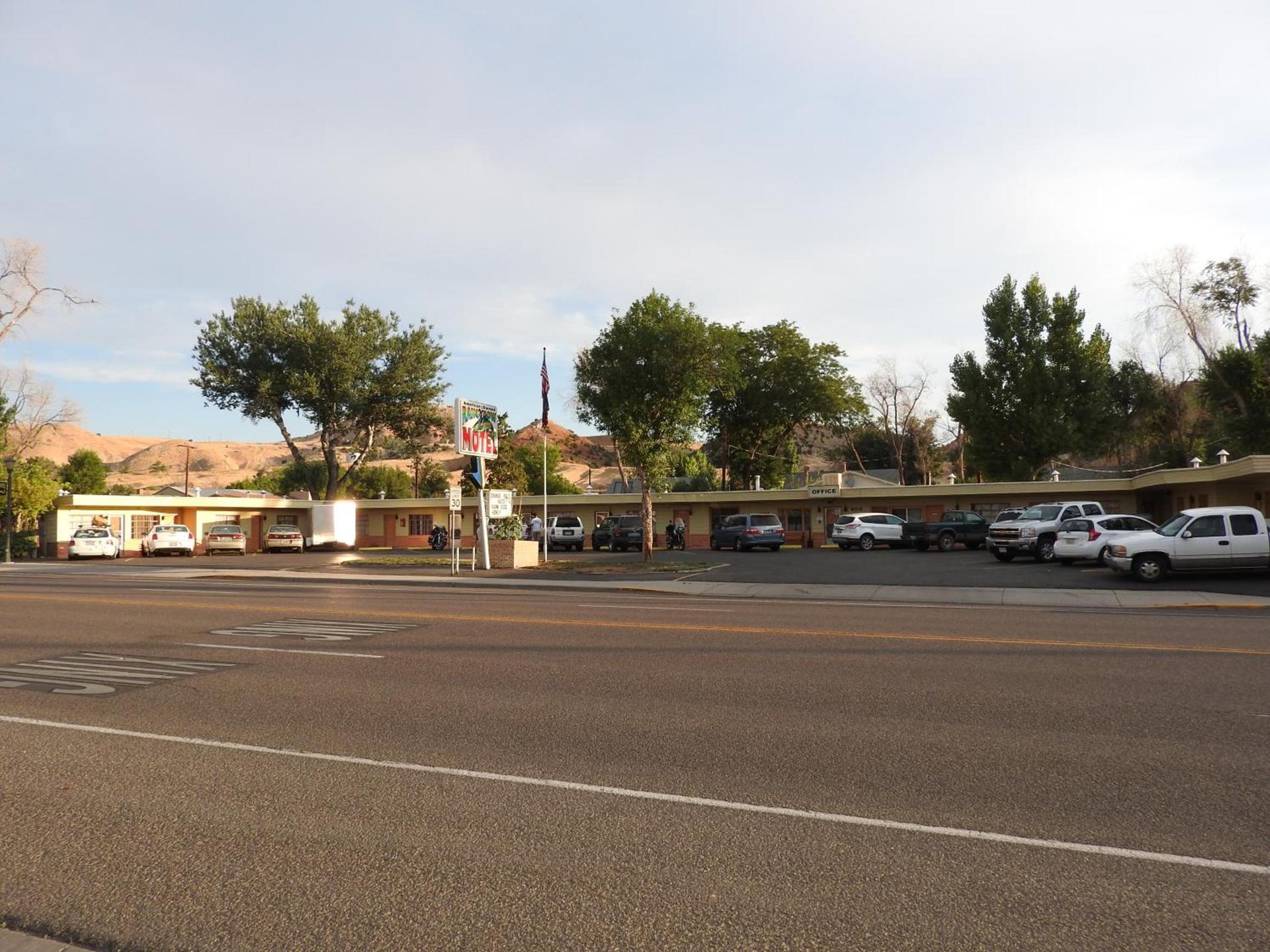 Rainbow Motel photo 37