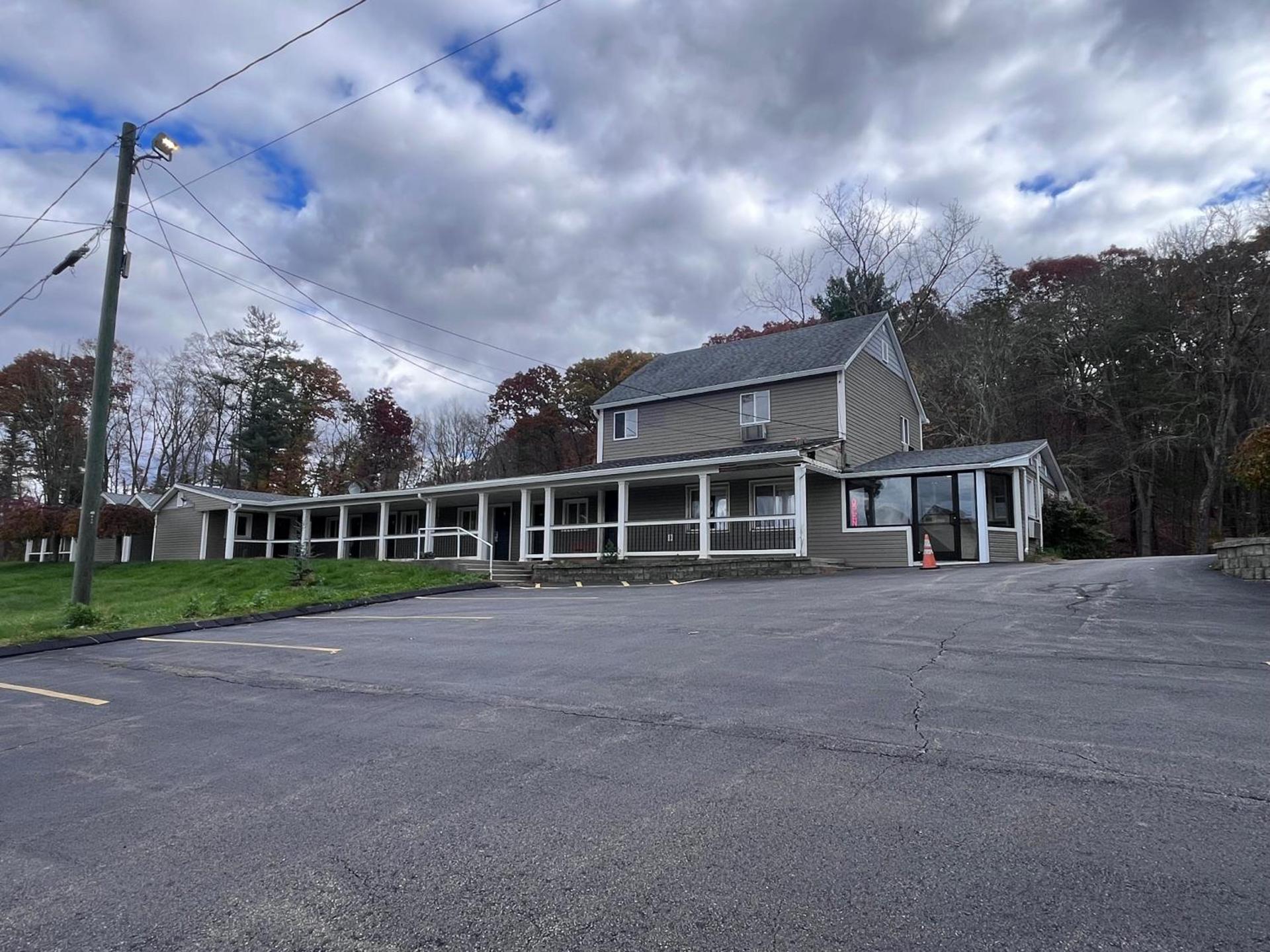 Chaplin Inn & Suites photo 16