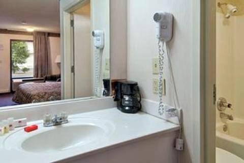 Days Inn by Wyndham Dillon photo 30