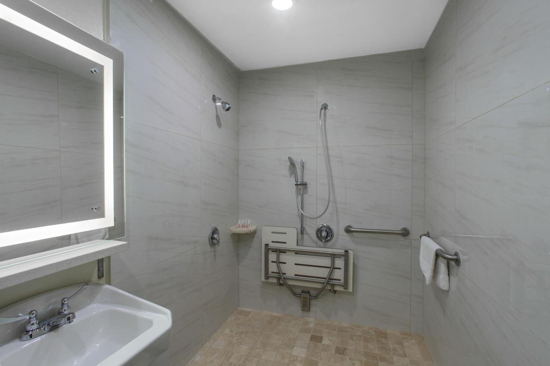 Ramada by Wyndham Culver City photo 31