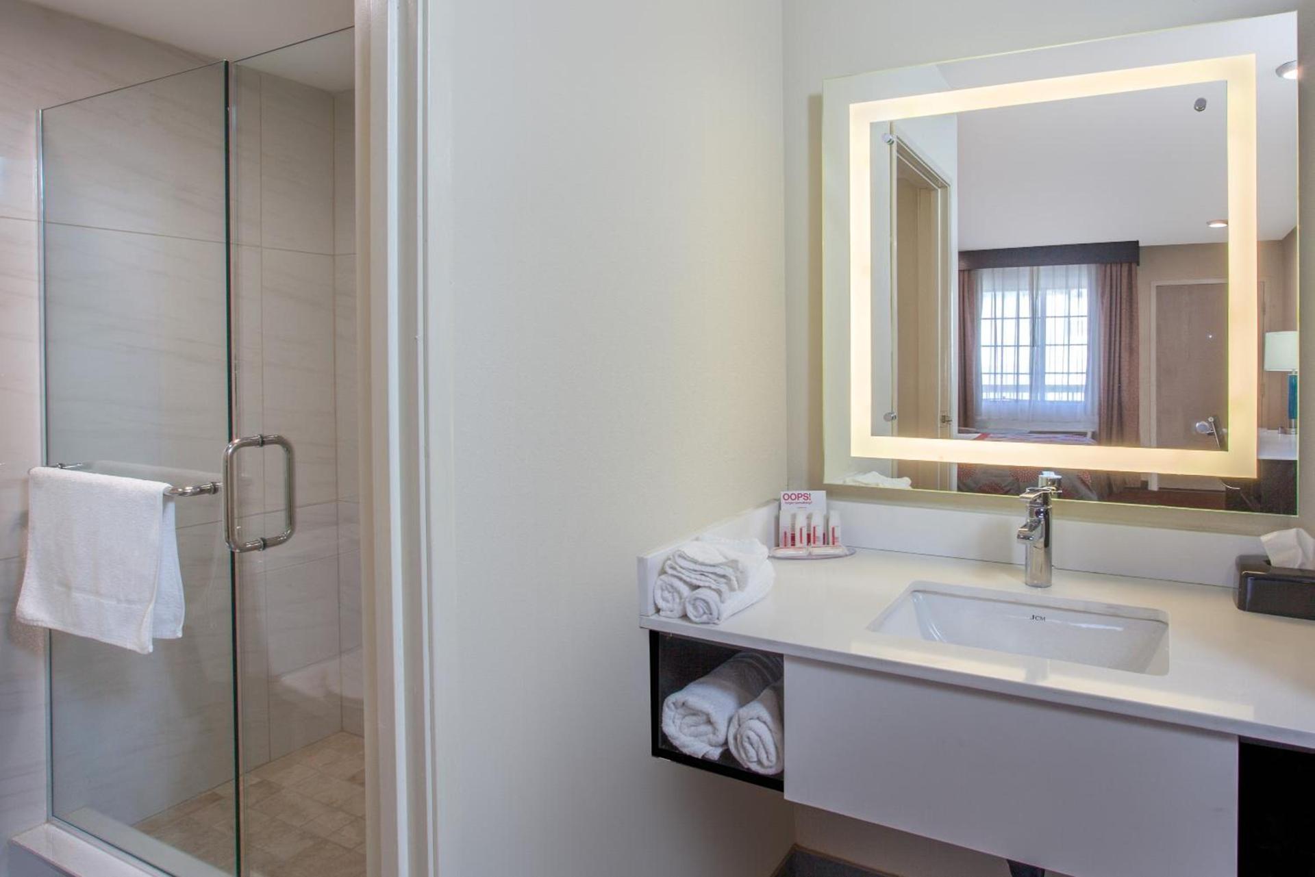 Ramada by Wyndham Culver City photo 50